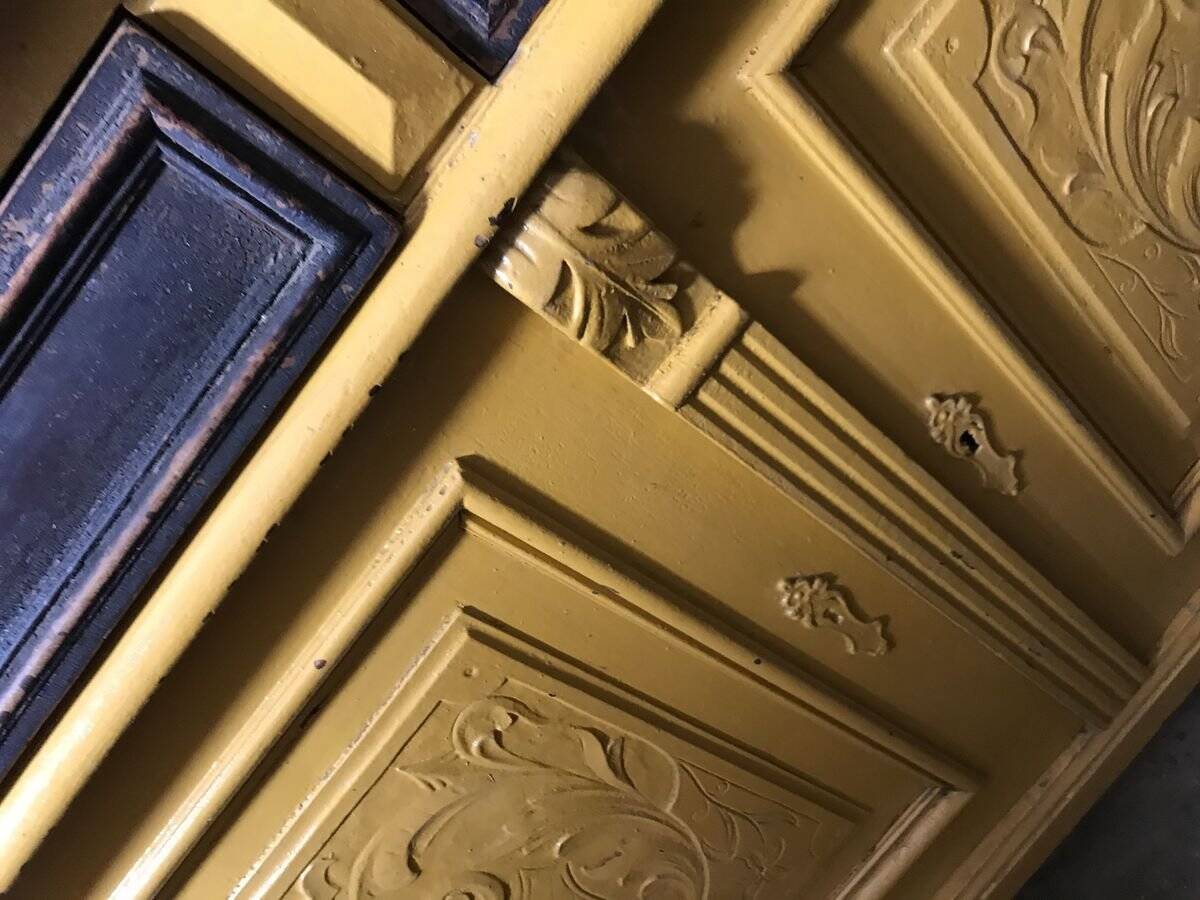 Armoire en pin peinte ocre jaune paille - meuble d'époque 1890-1919, style antique