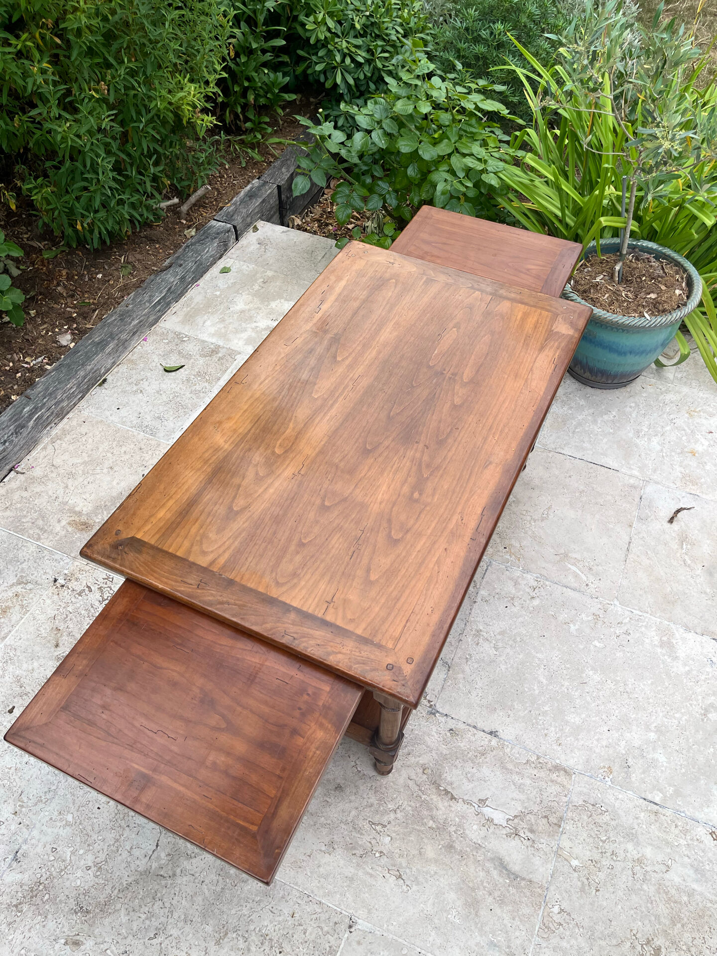Extendable solid wood coffee table