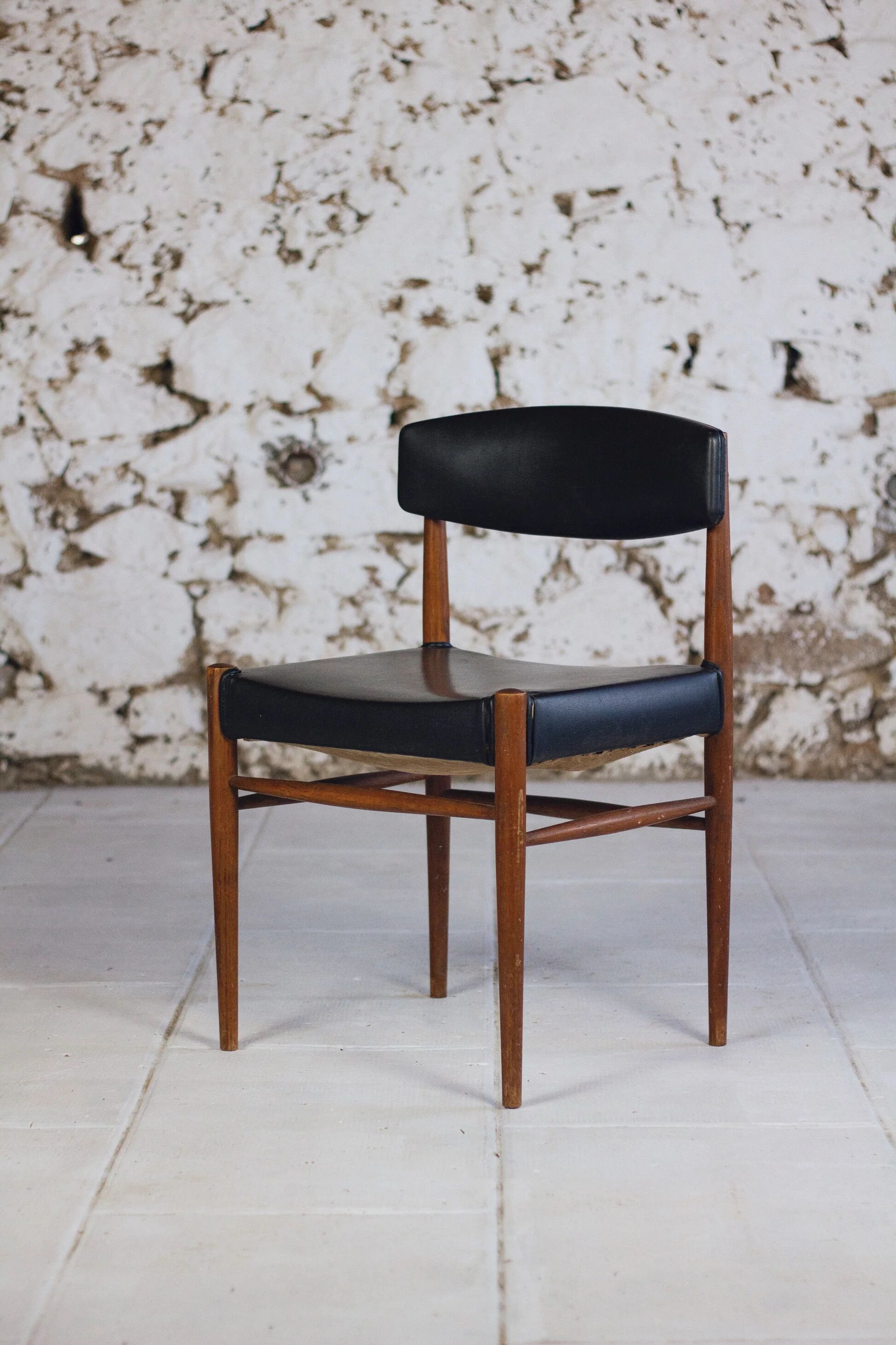 Set of 5 Scandinavian chairs in teak and faux leather, 1960.