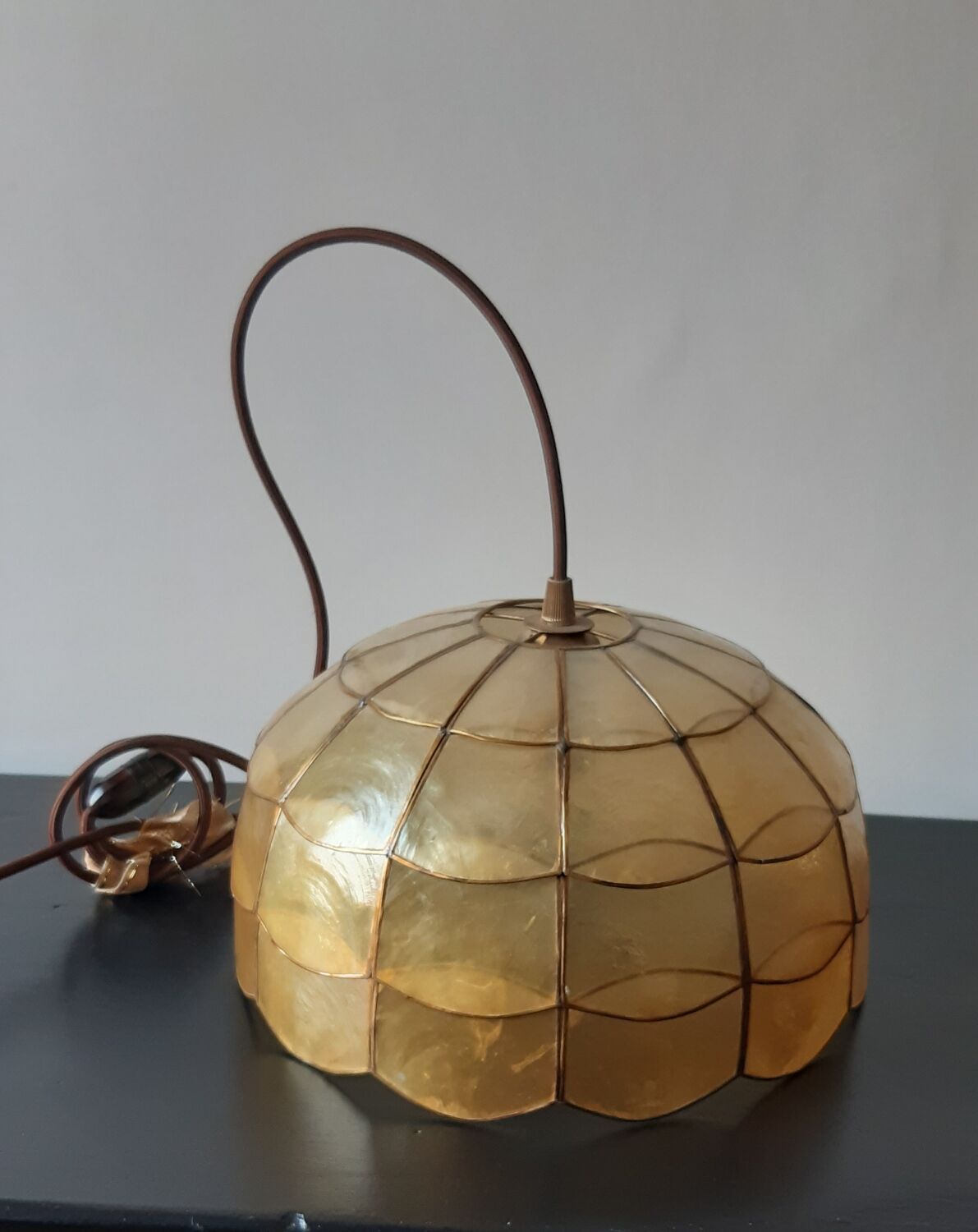 Mother-of-pearl and brass suspension