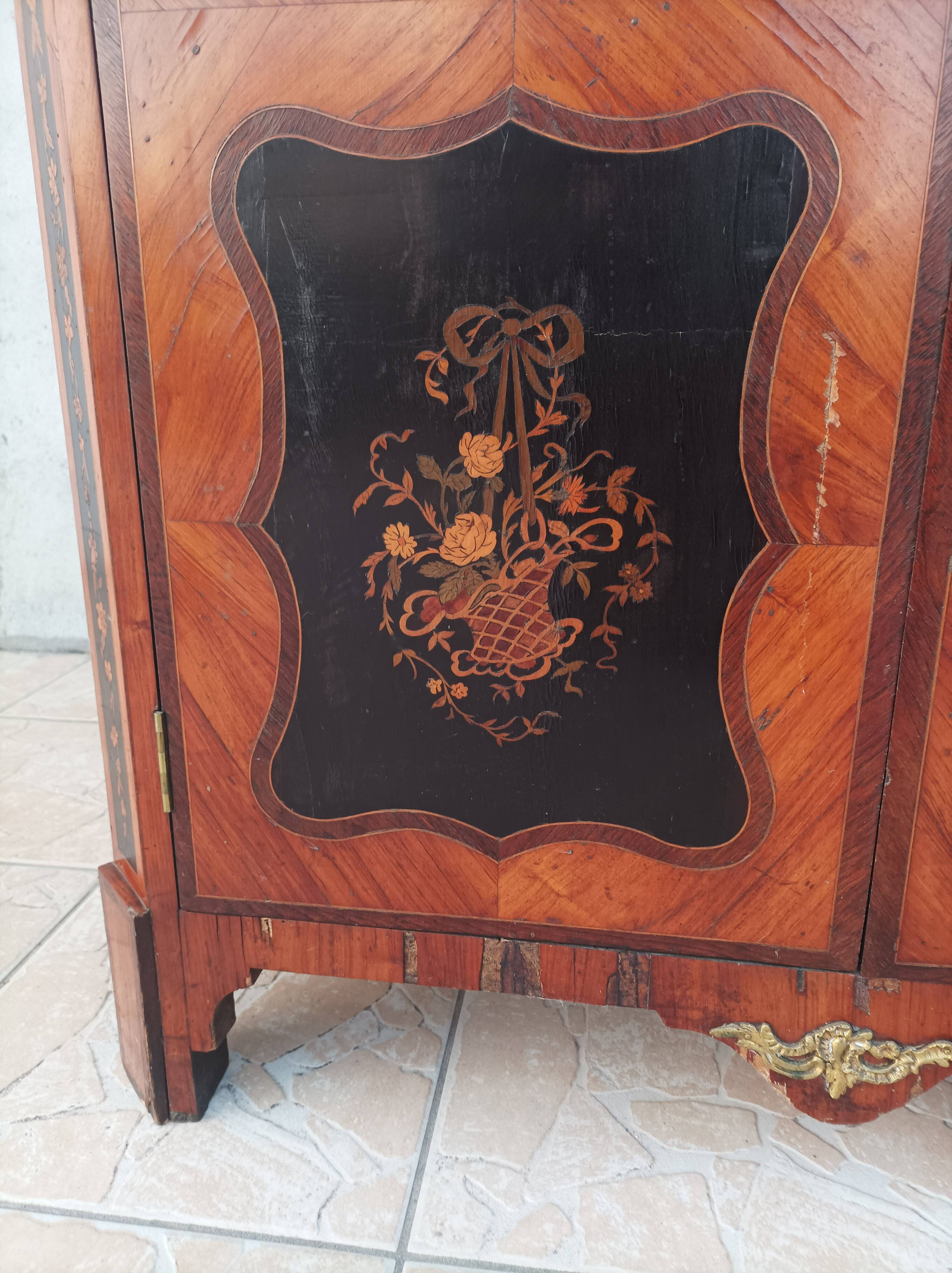 Louis XVI display cabinet in rosewood and amaranth veneer.