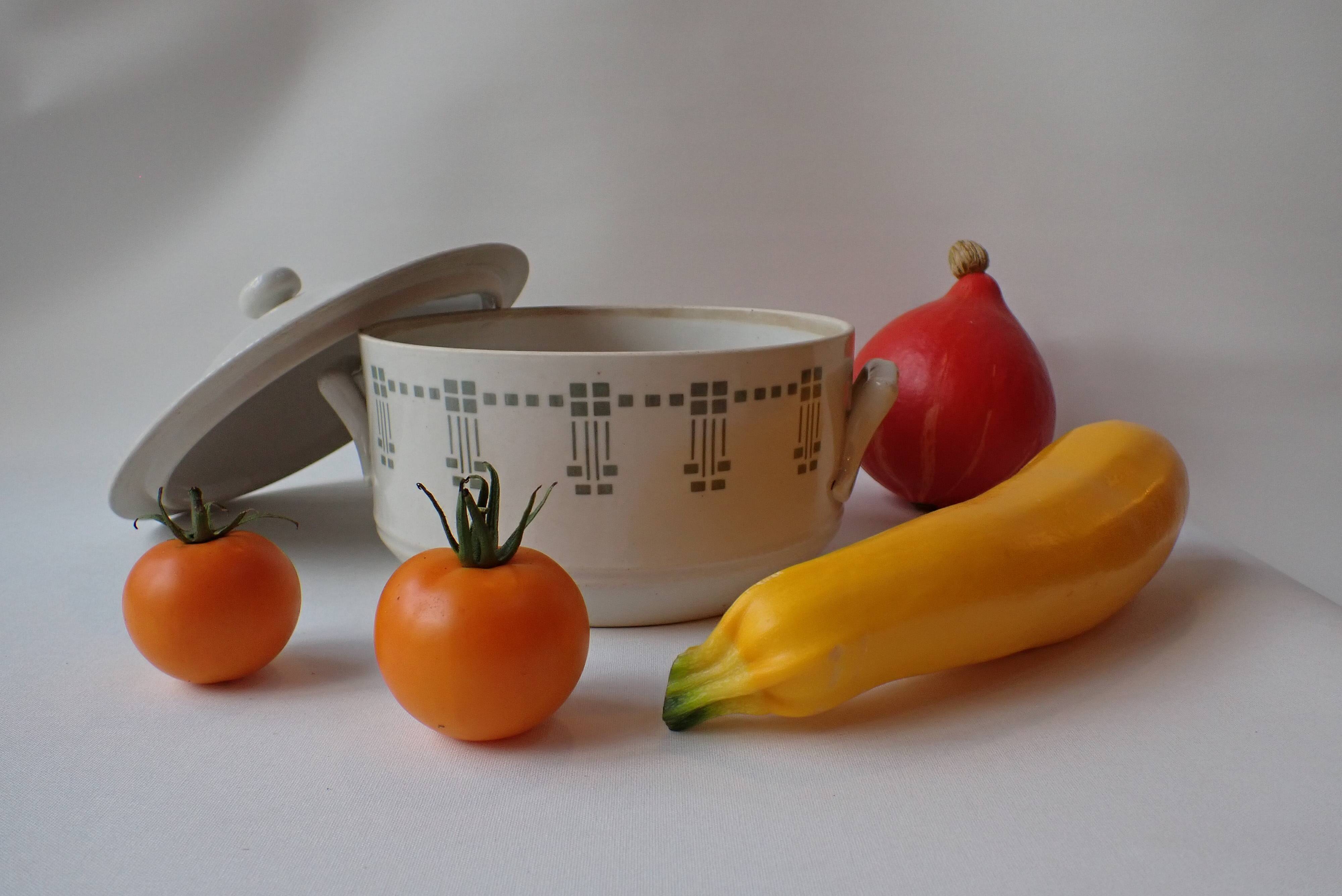 Soup tureen / vegetable dish from the 1920s/30s
