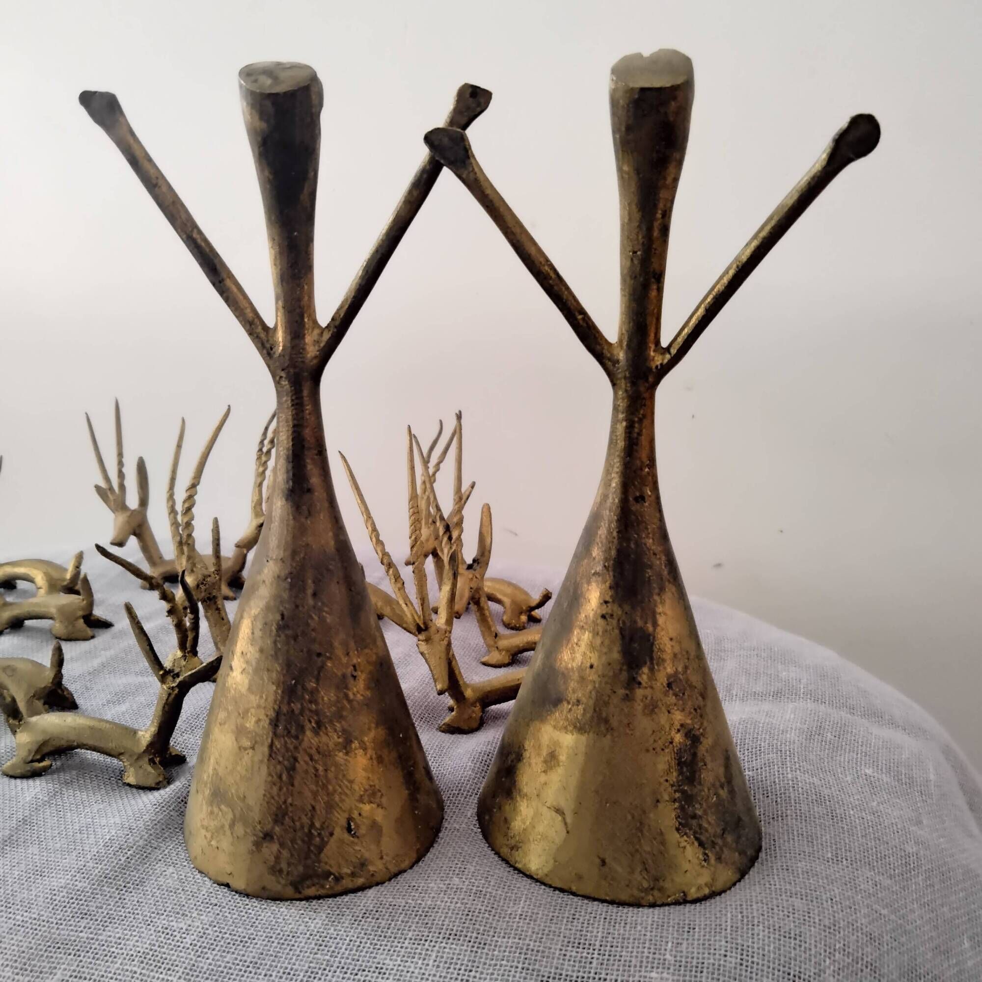 Table set with knife holder and bell