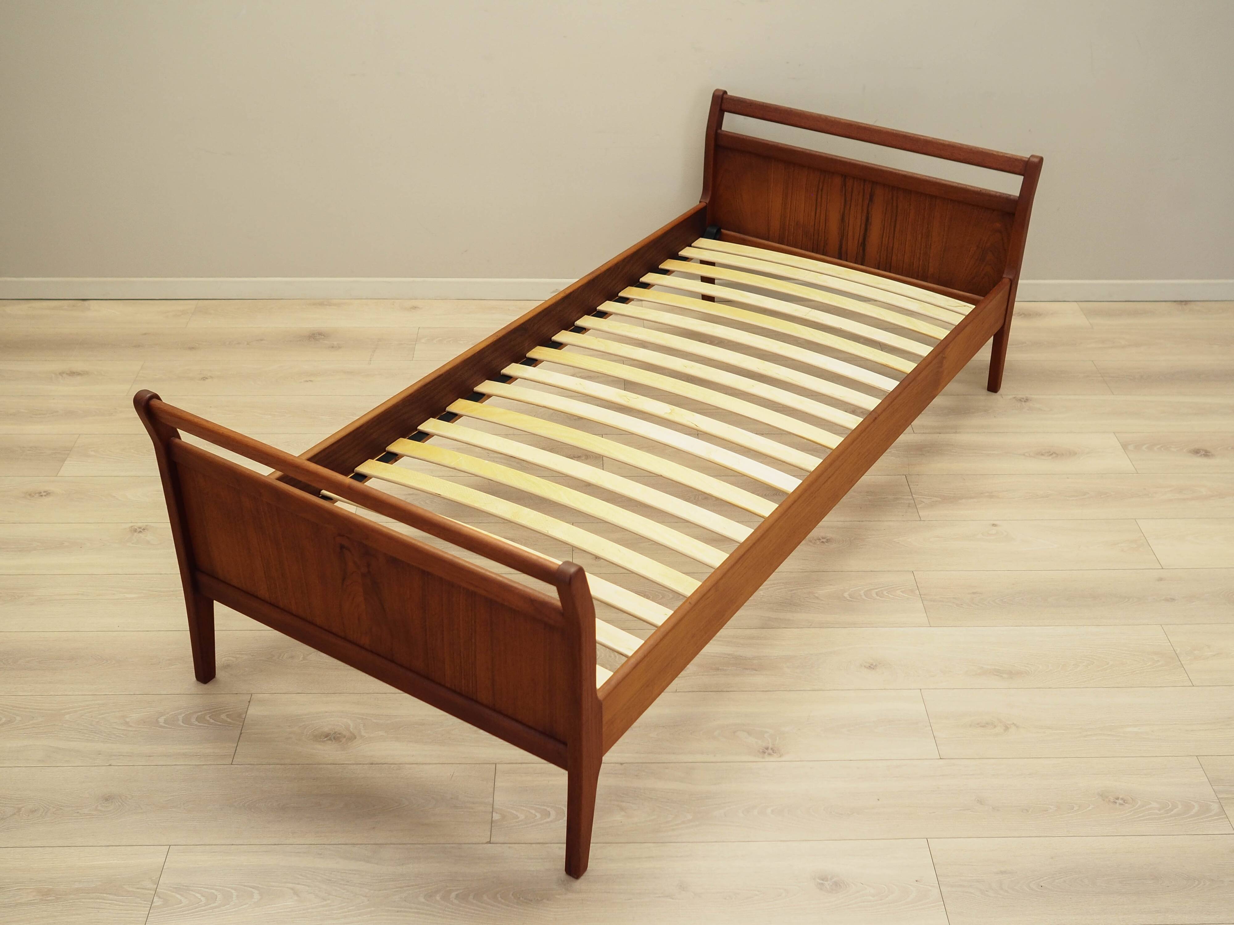 Lit en teck, design danois, années 1970, production : Danemark