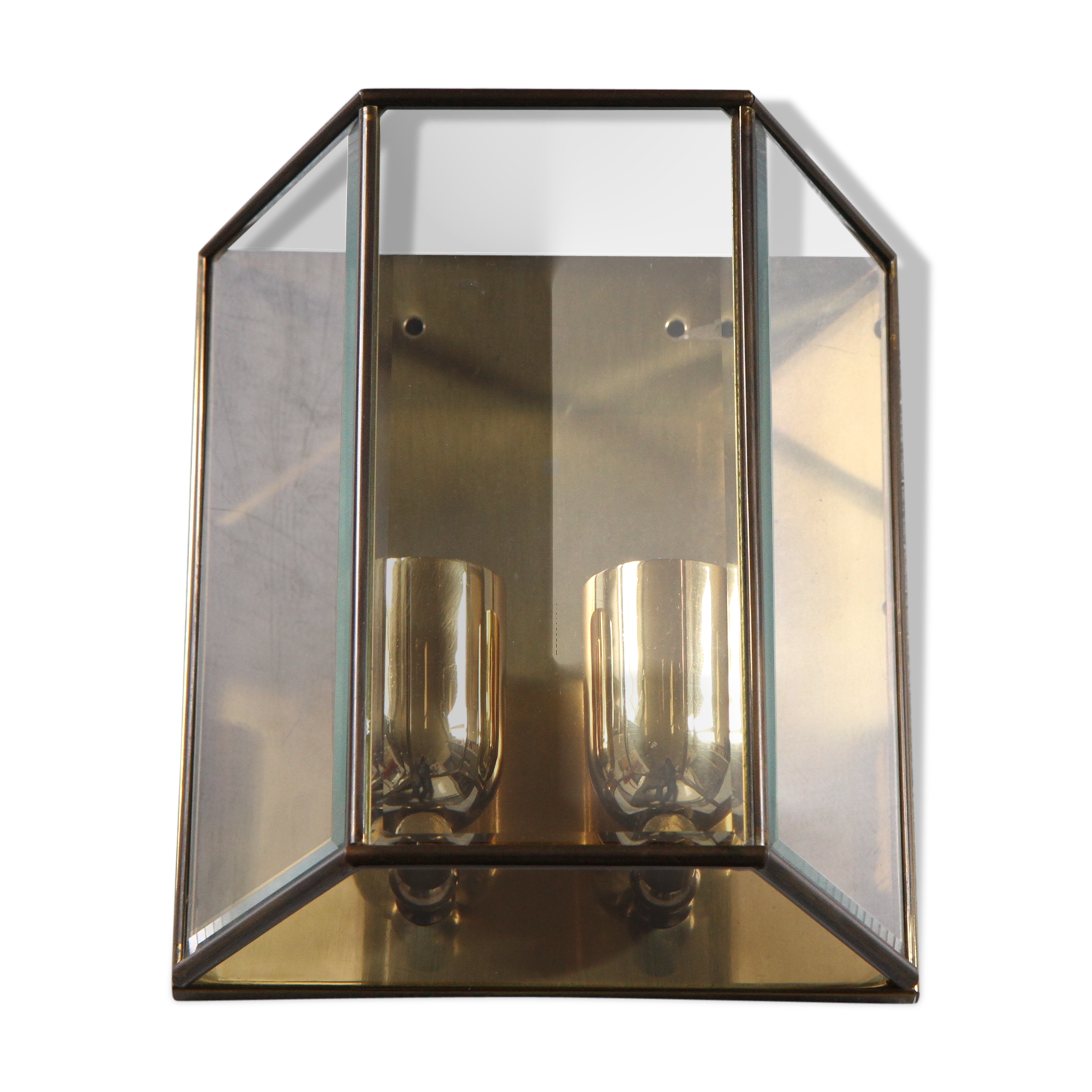 Wall sconce in brass and glass