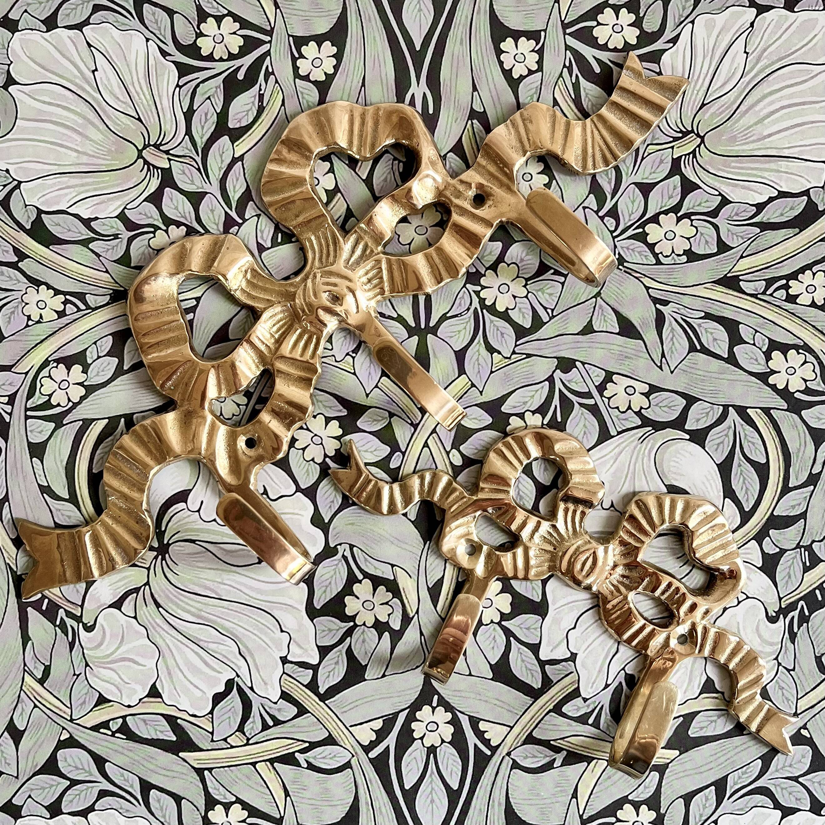 2 hooks in gilded brass