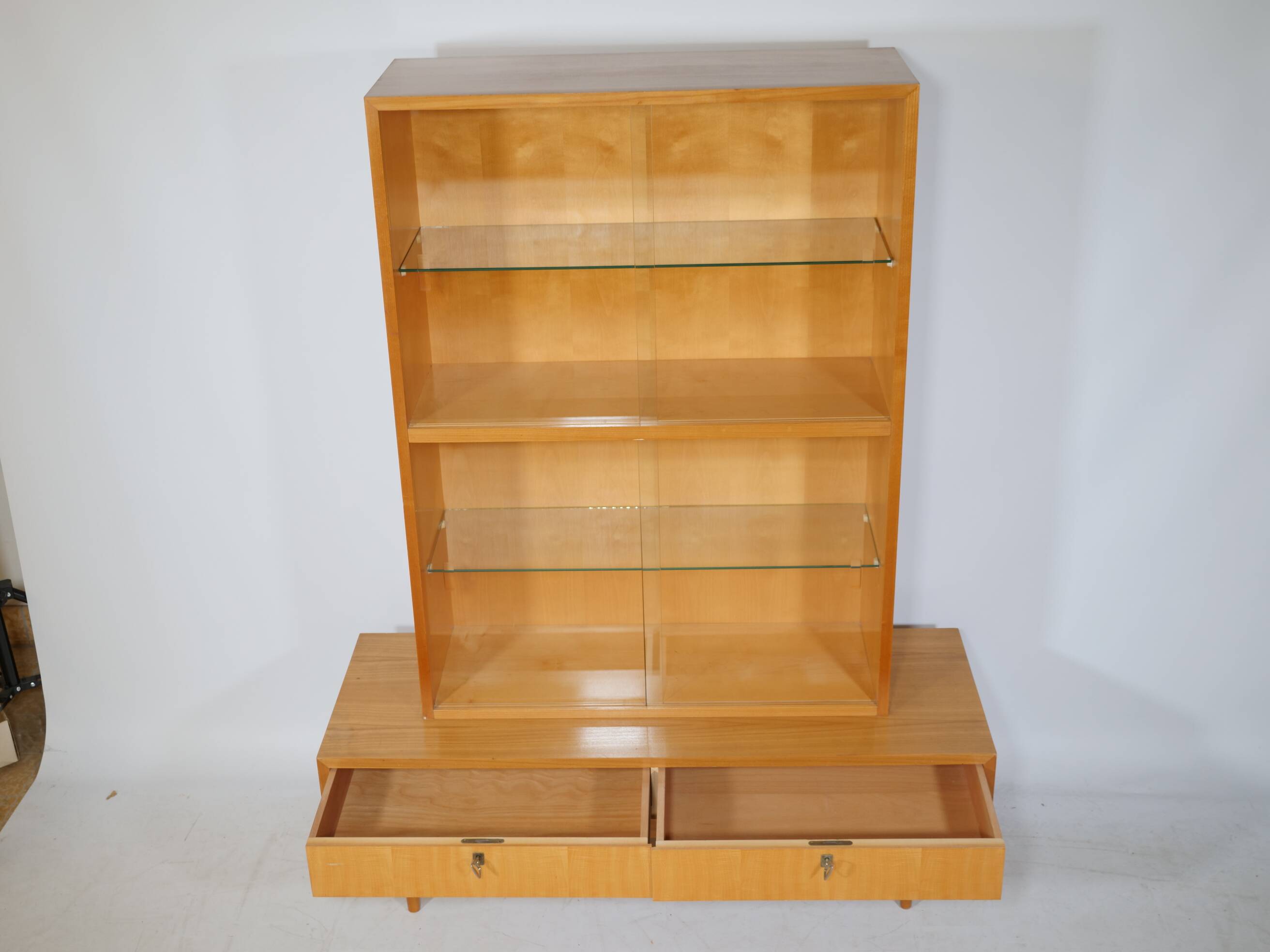 Vitrine en bois de cerisier des années 1960 et 1970, meuble design MCM