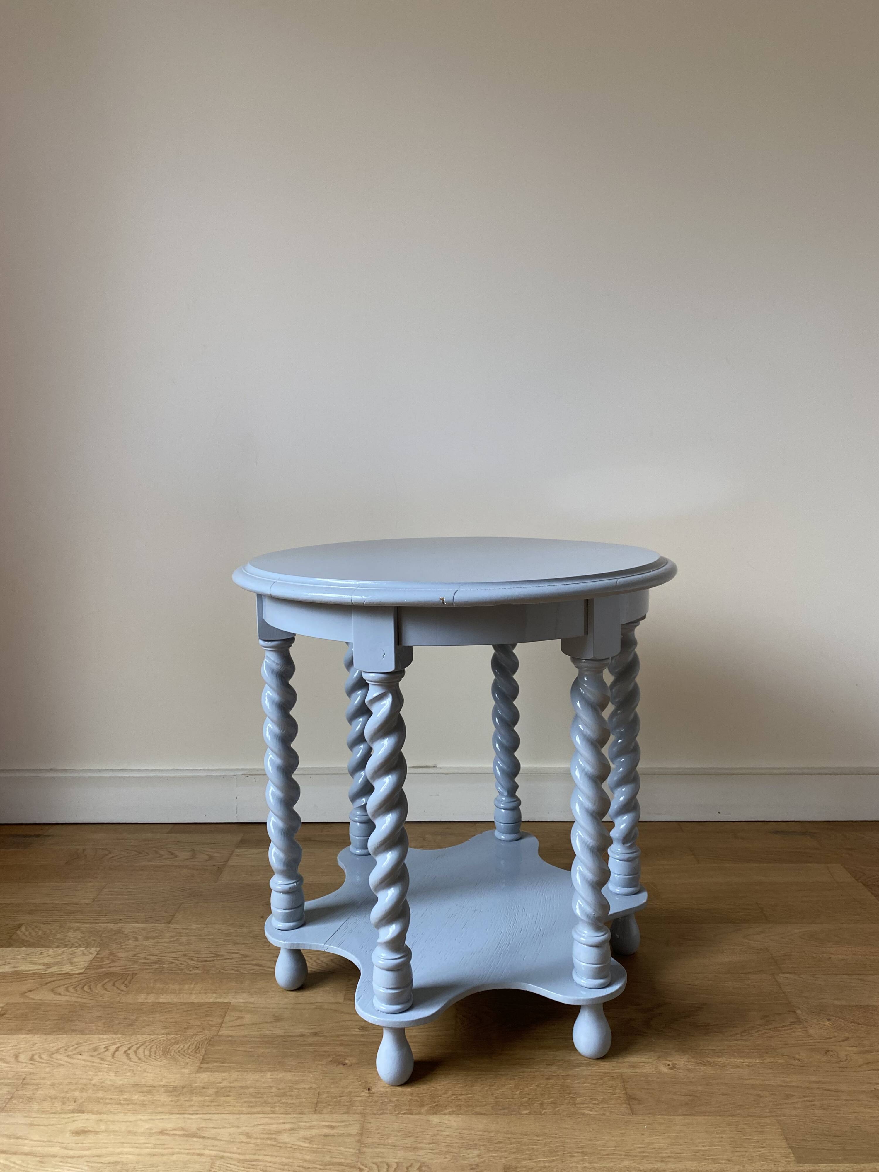 Table en bois grise