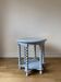 Table en bois grise