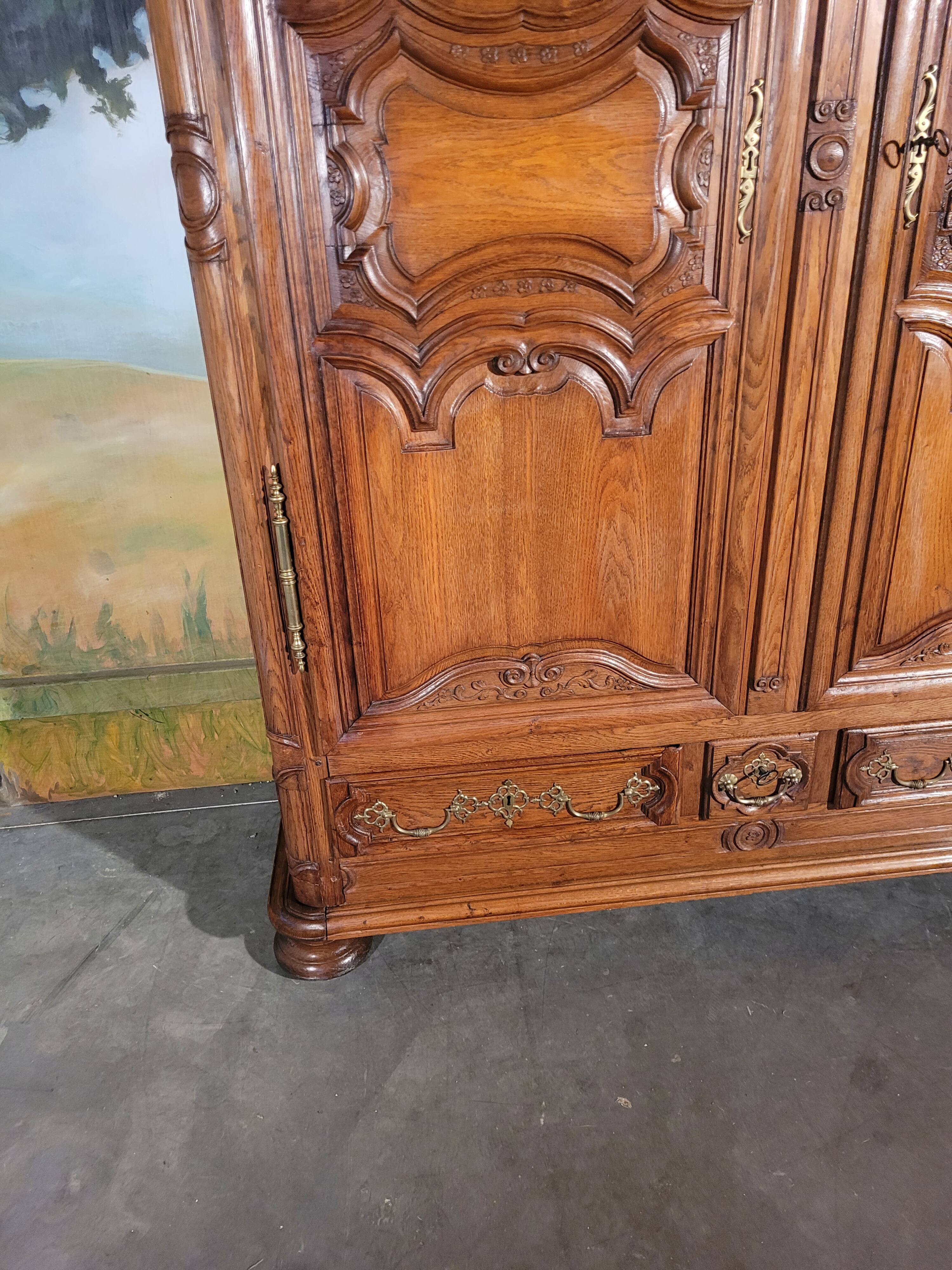 Armoire époque Louis XIV en chêne sculptée