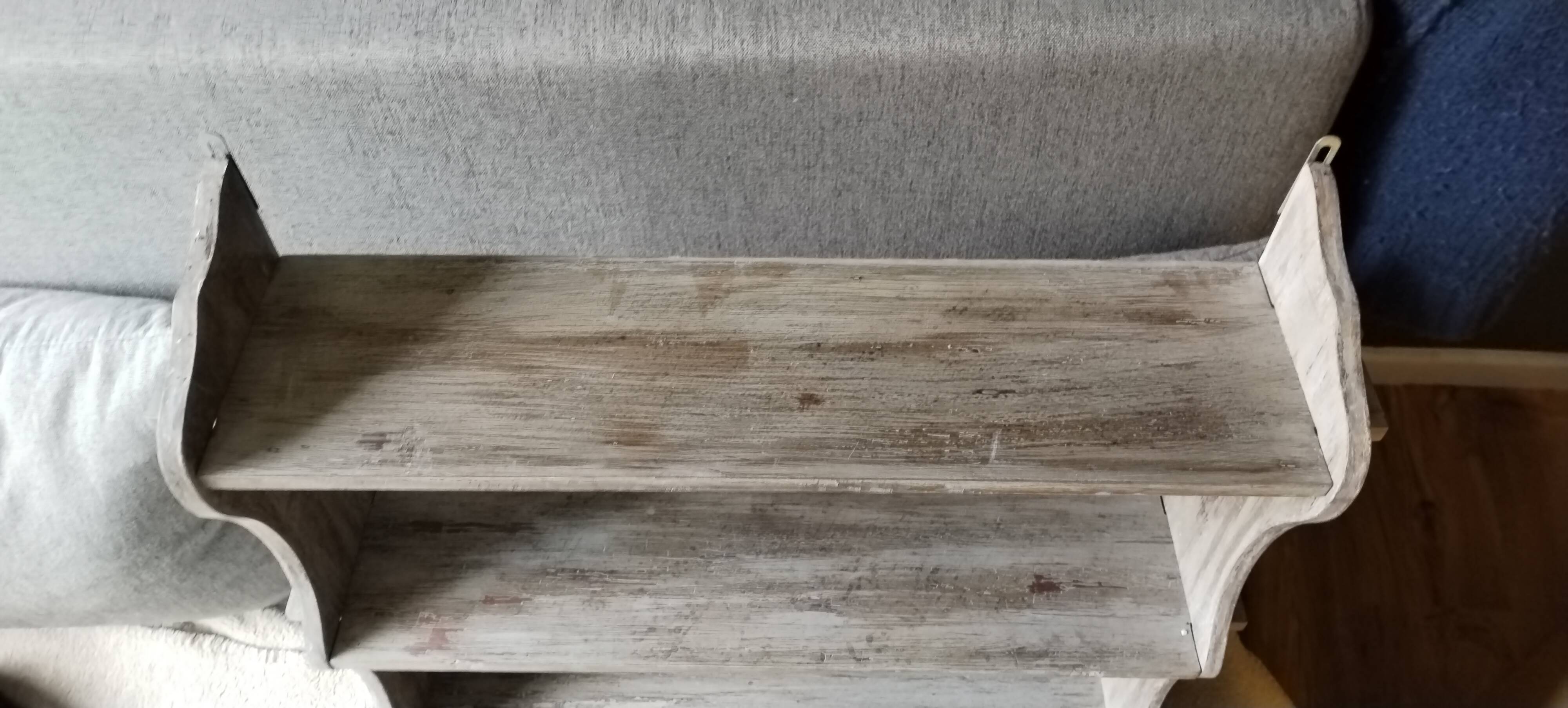Relooked wooden shelf