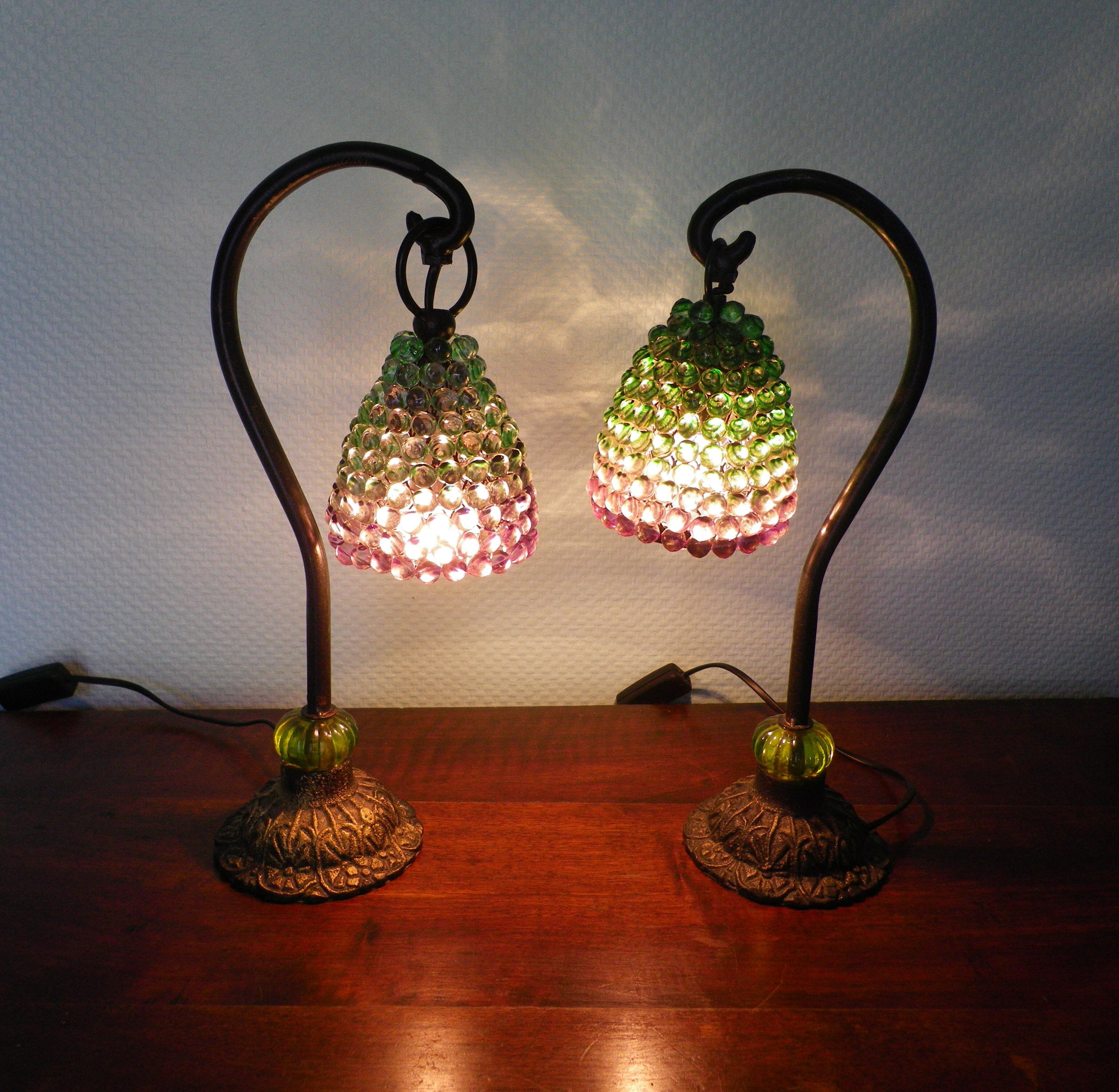 Lampe à poser, pied en fonte et abat jour en perles années 60