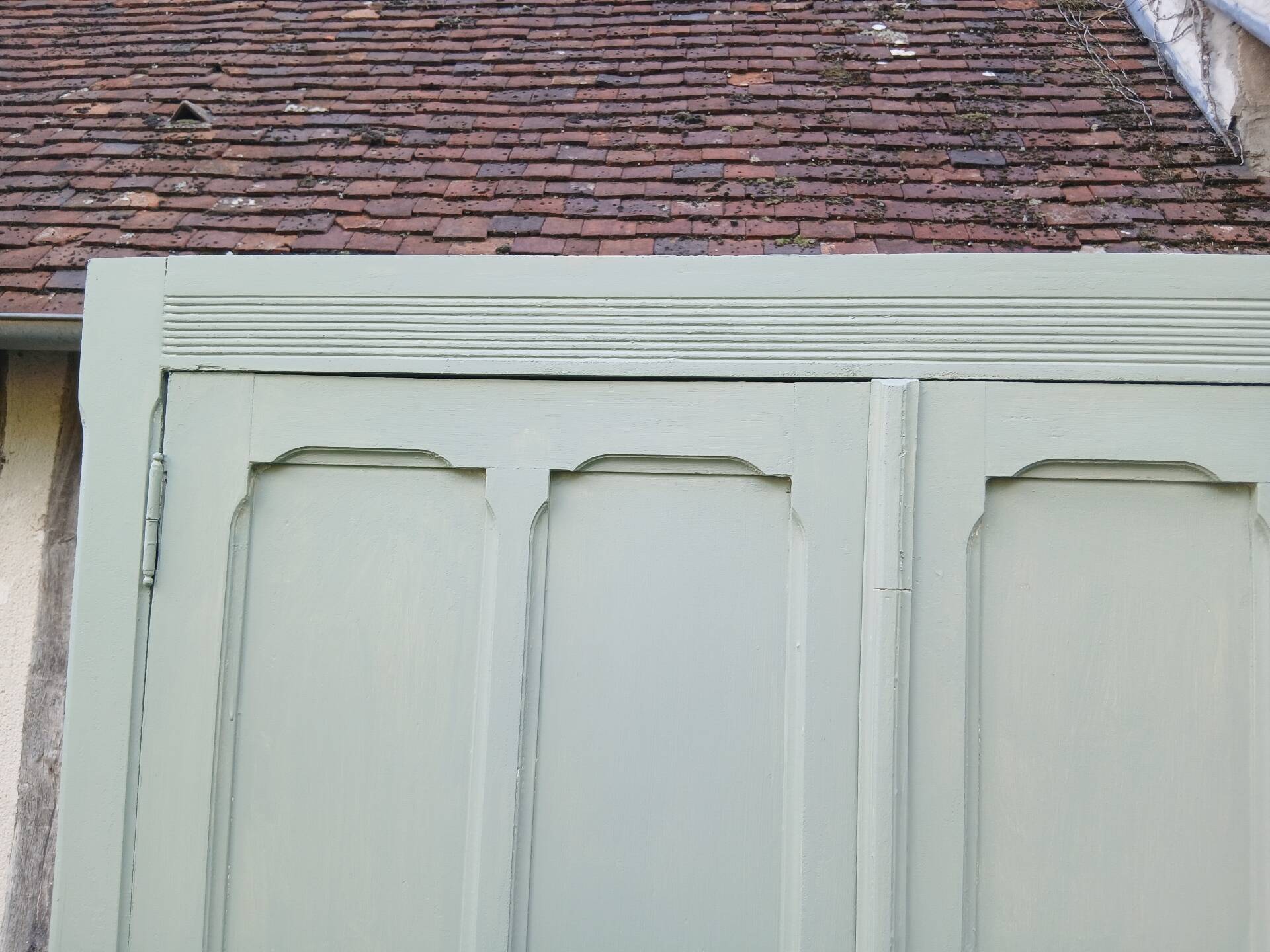 Parisian wardrobe with 2 doors and 3 shelves in Luxembourg green.