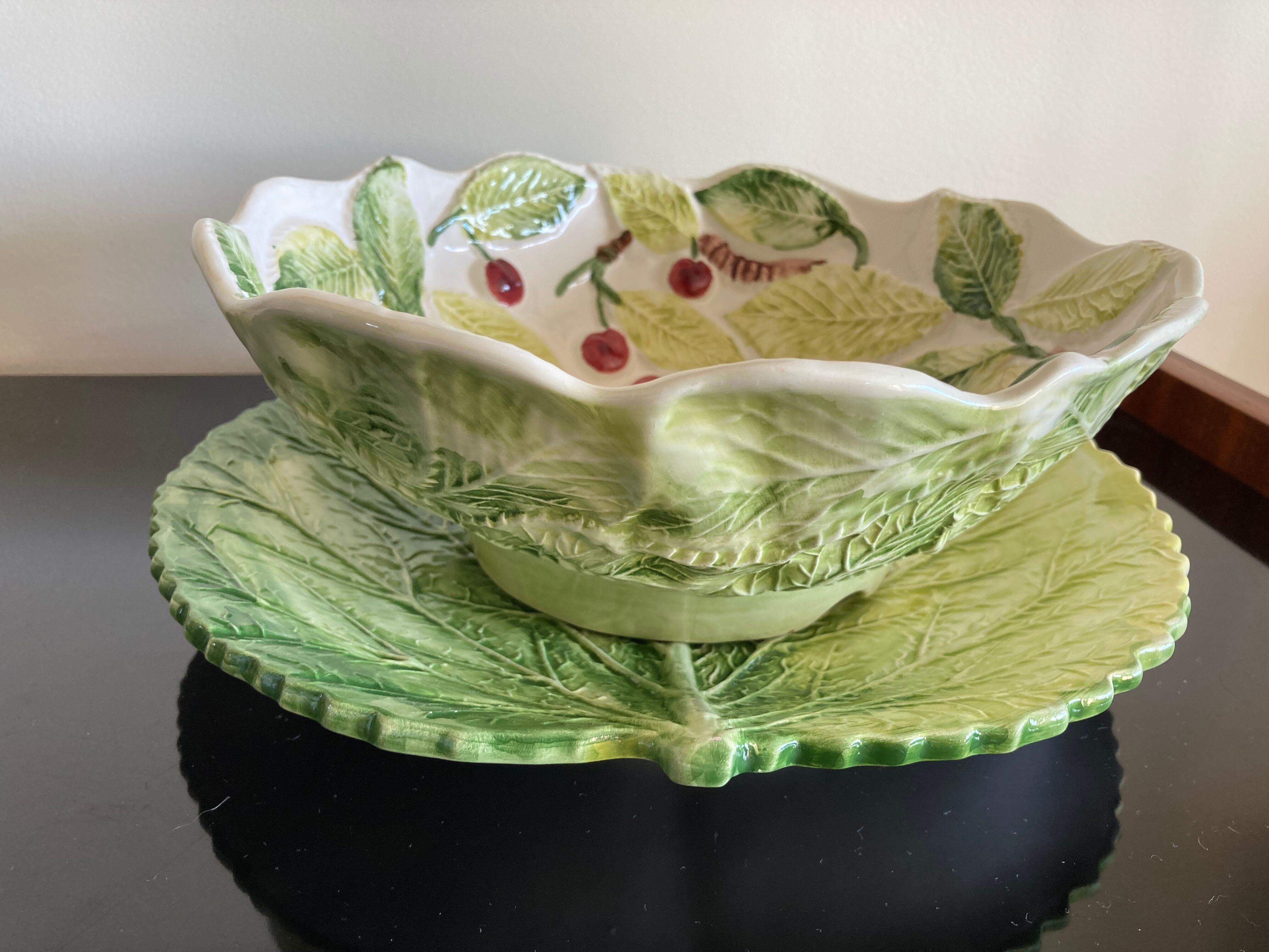 Cherry-decorated drainer fruit cup with its leaf-shaped dish