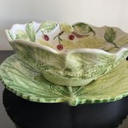 Cherry-decorated drainer fruit cup with its leaf-shaped dish