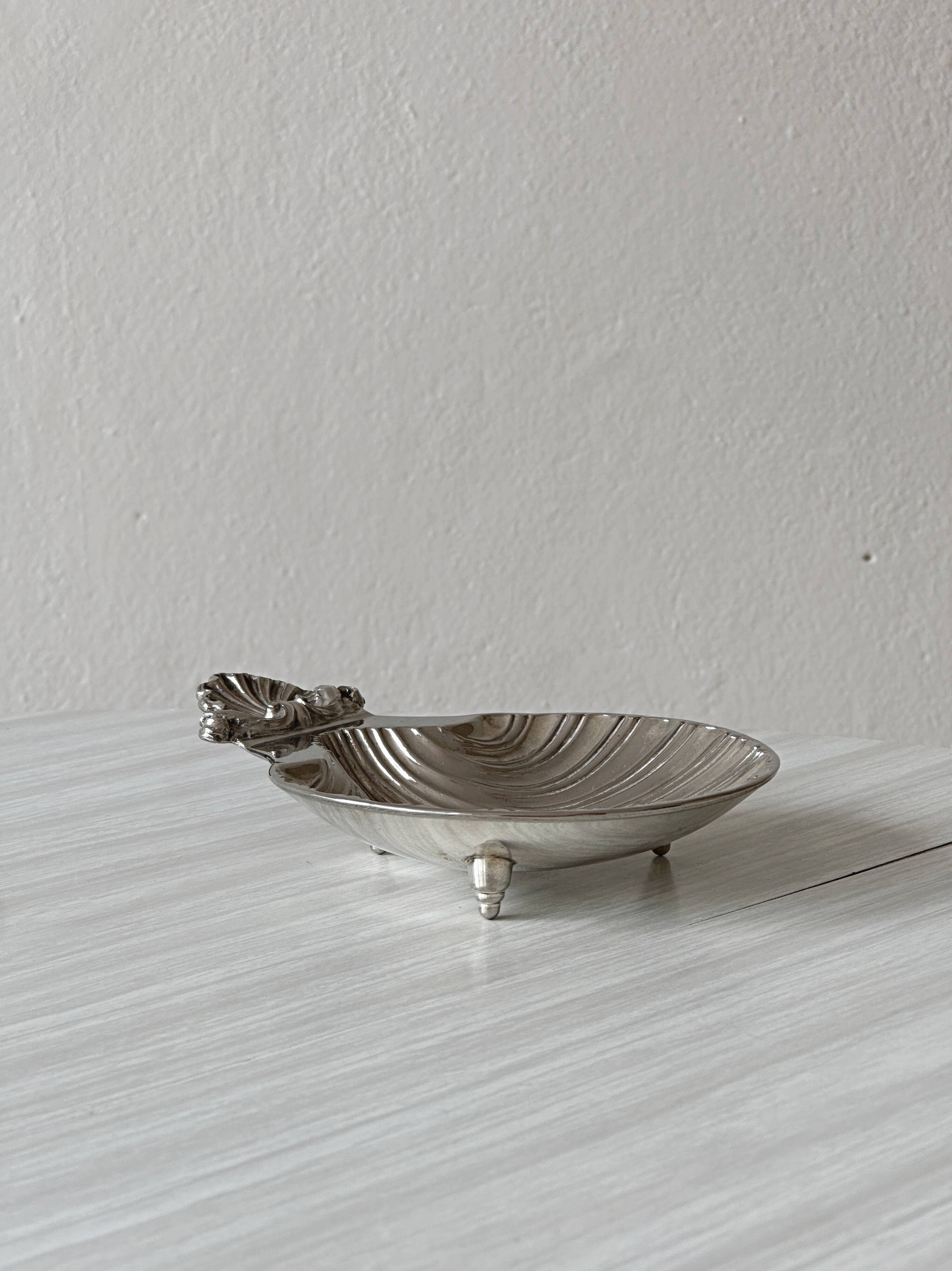silver shell-shaped dish, shell-shaped pocket tray