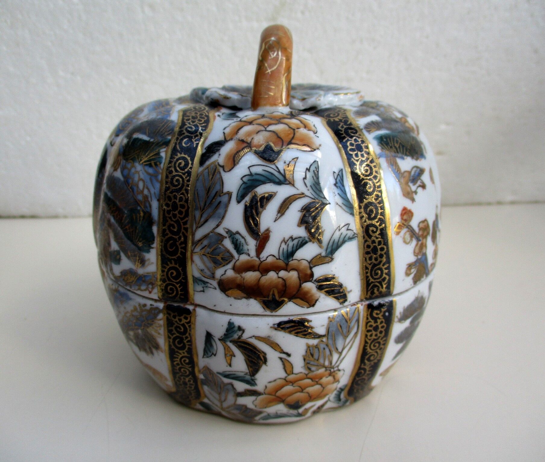 Chinese porcelain covered pot