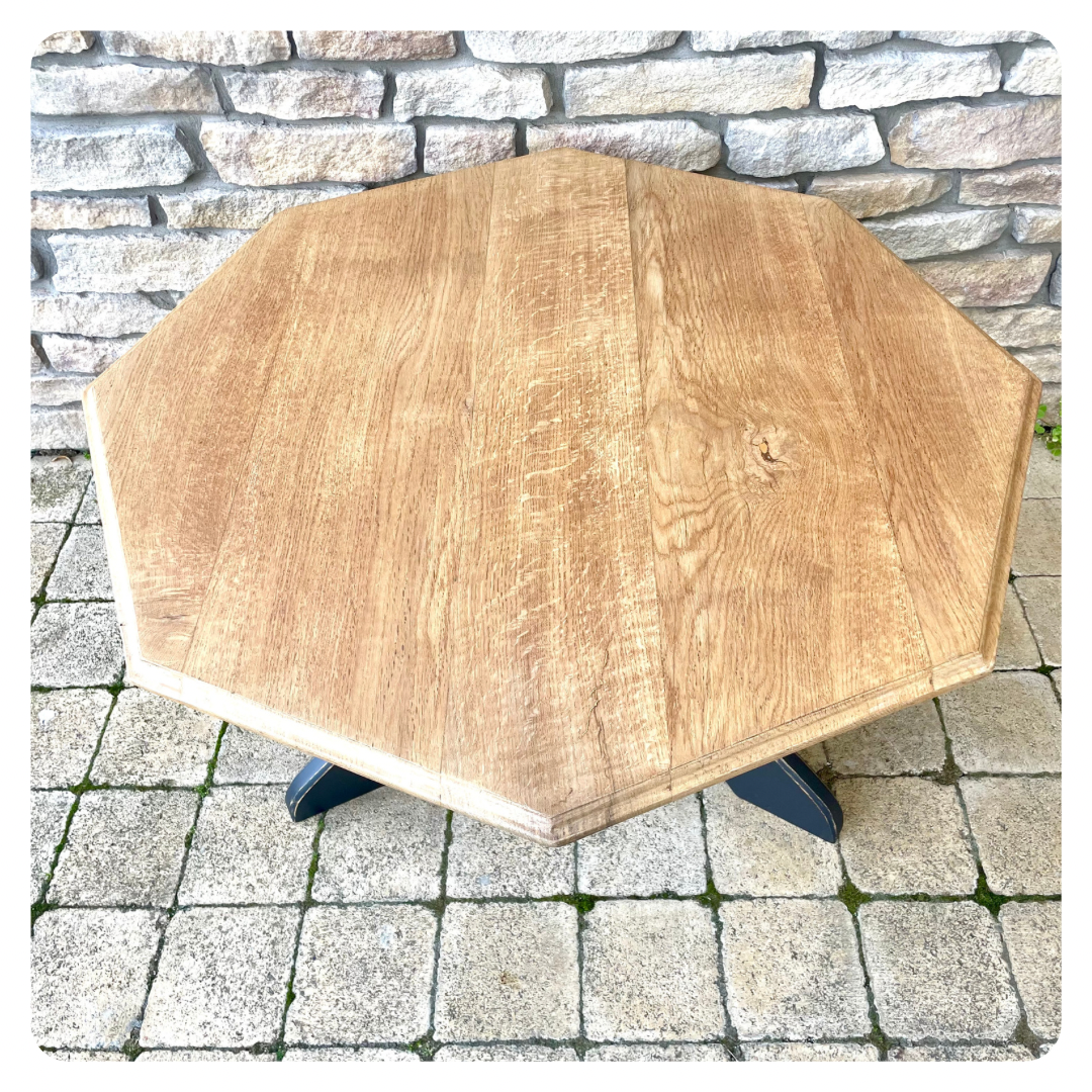 Coffee table with central leg in solid oak