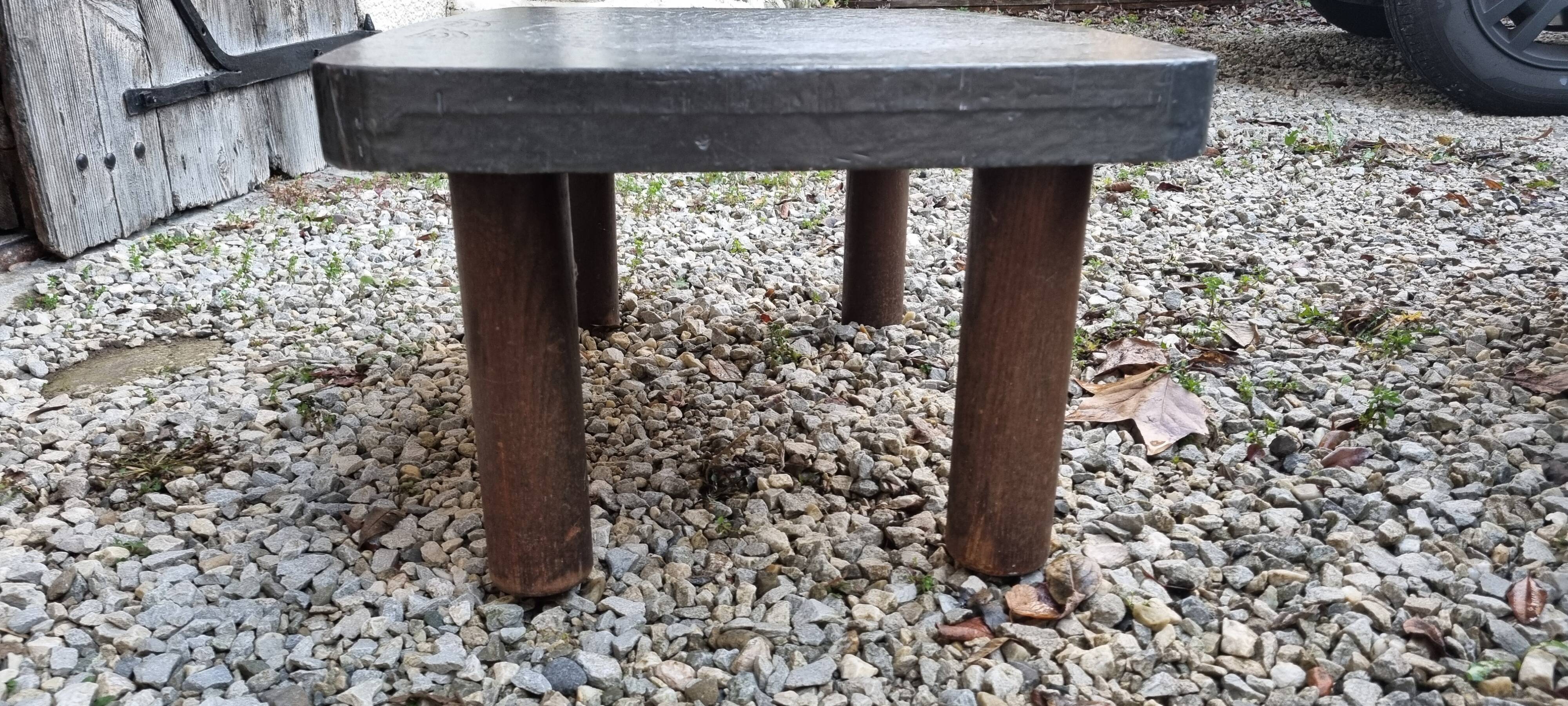 Table basse signée Roger Capron. (1922 - 2006)