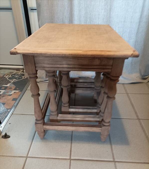 Air-glued solid wood nesting table