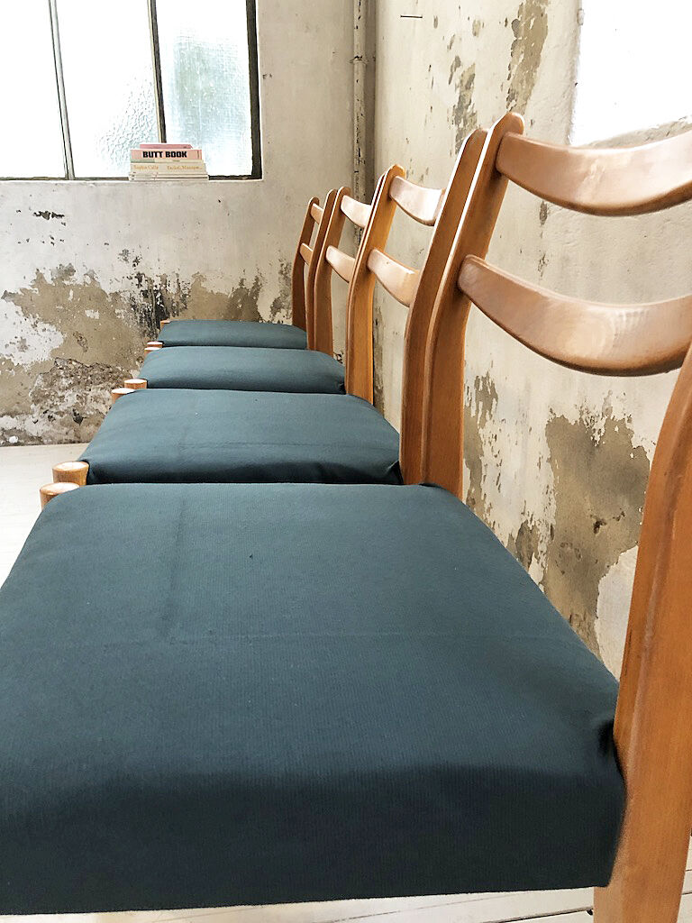 Set 4 green Scandinavian chairs