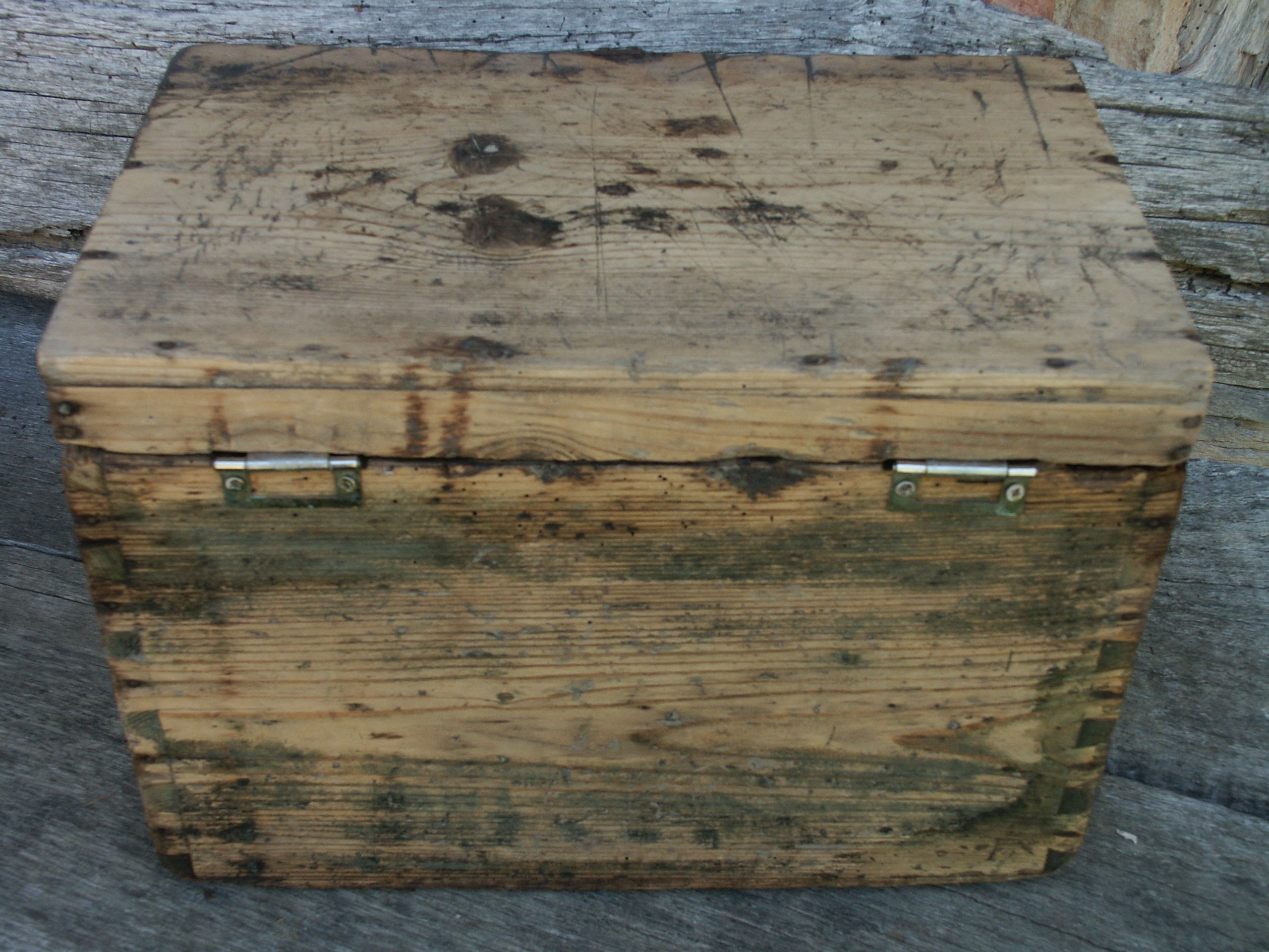 Tools box/antique nails years ago 30/40