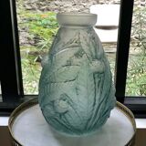Etaleune art deco vase
