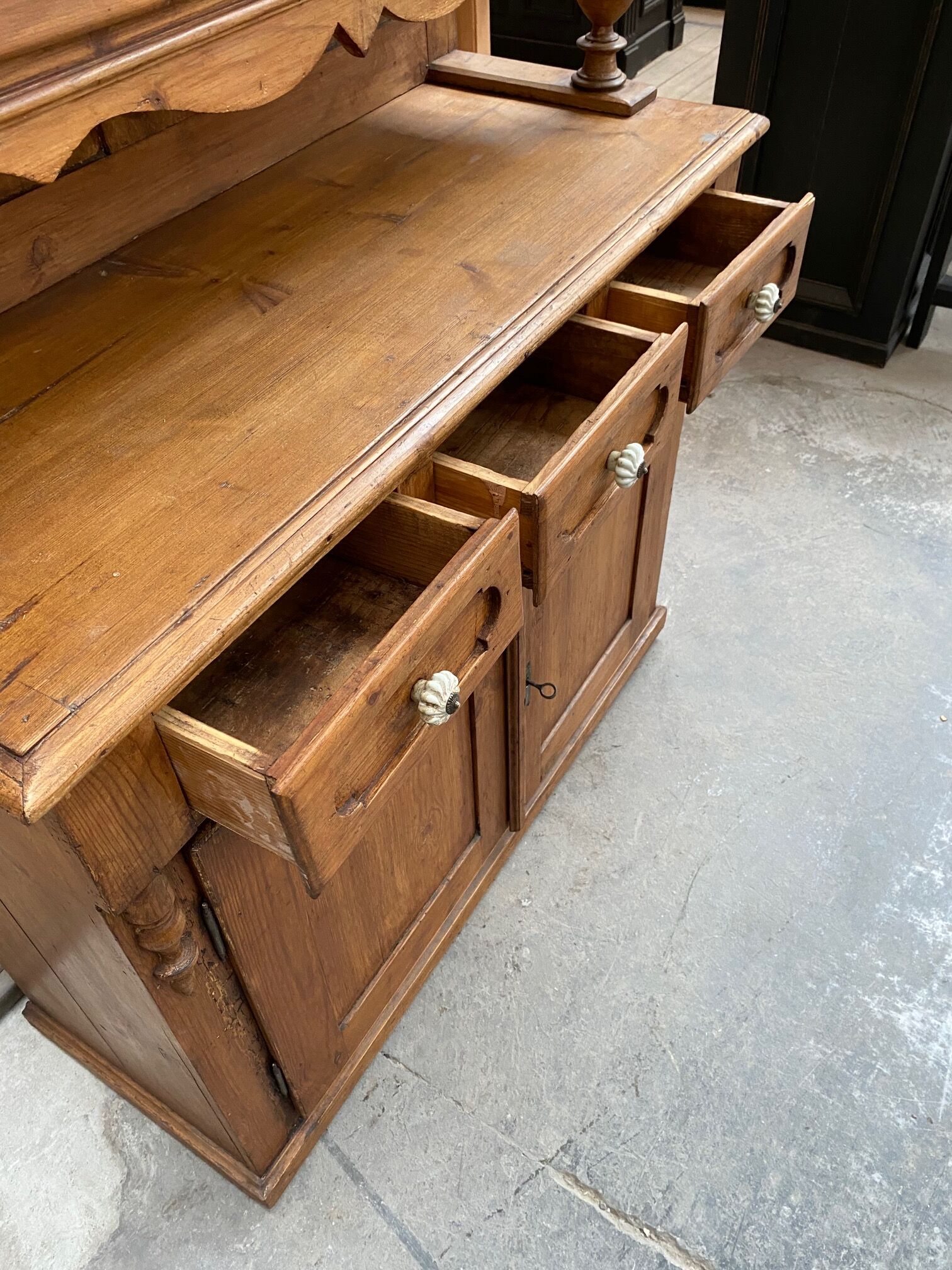 Early XXth century fir China buffet