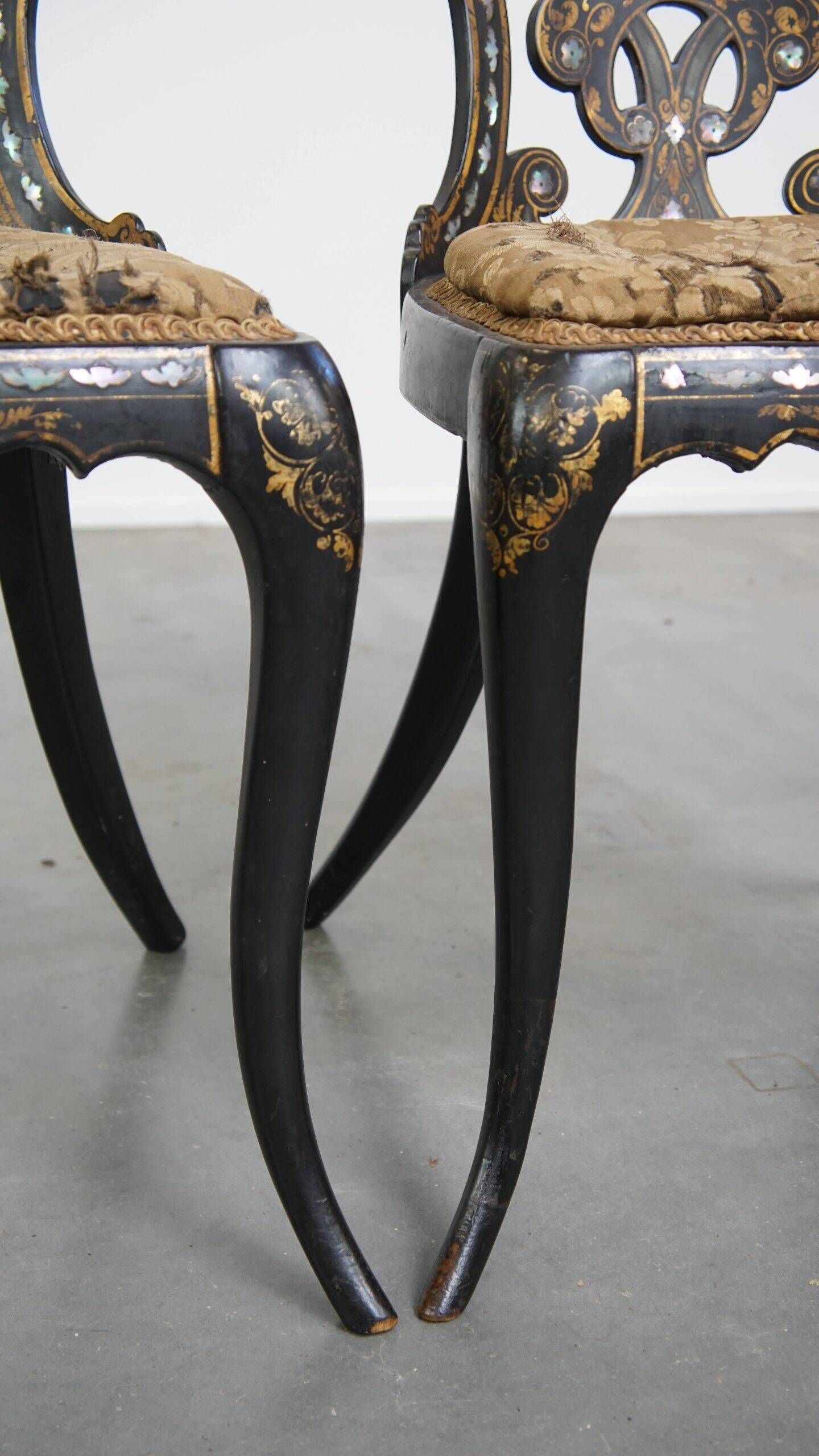Ensemble antique de 2 chaises en nacre fabriquées en papier mâché.