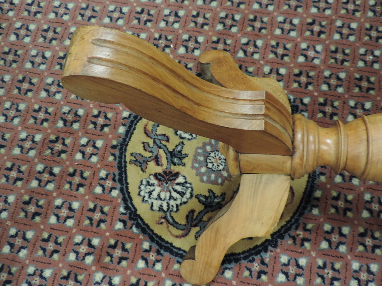 Tripod-tinged cherry-tree pedestal