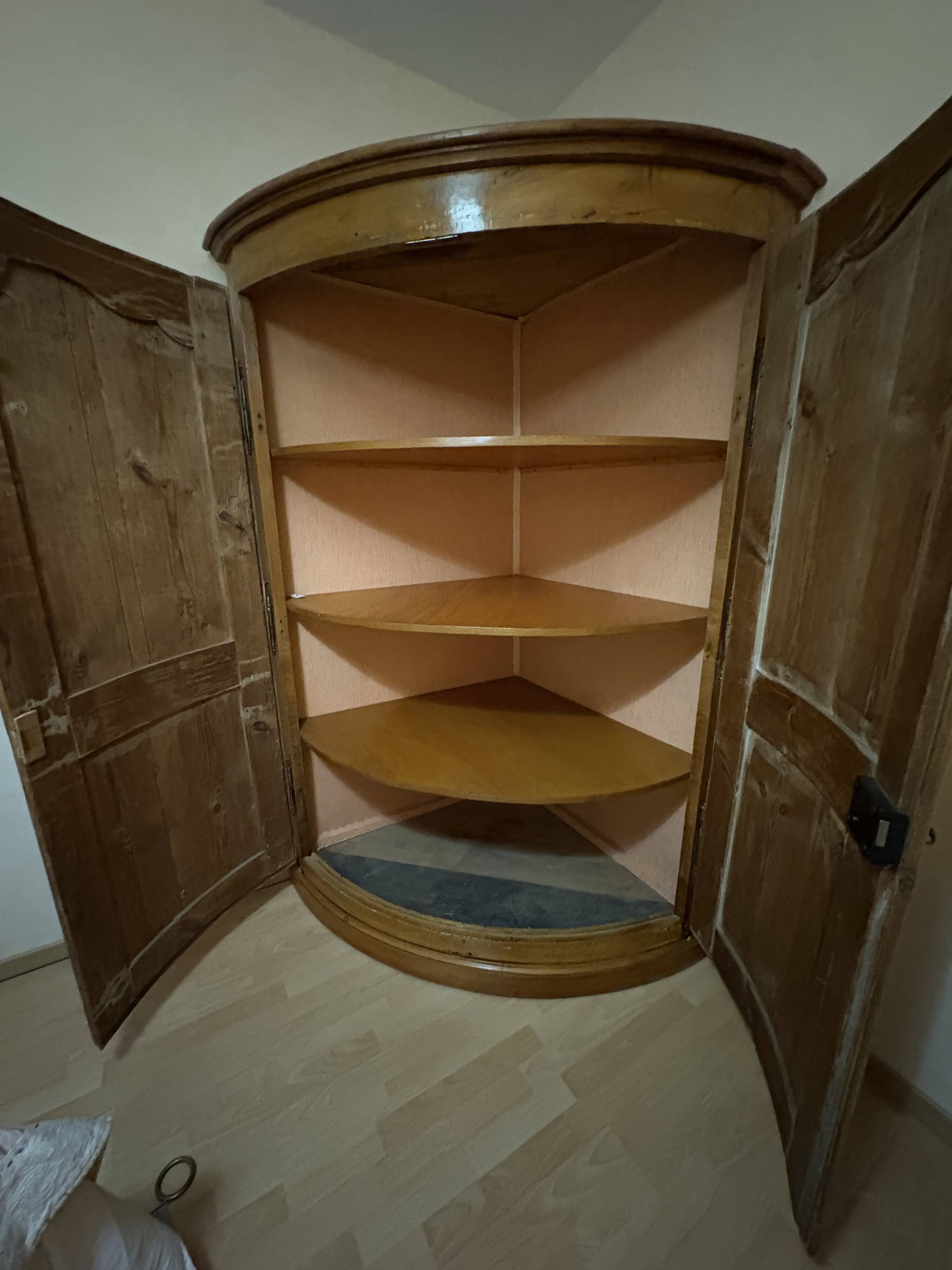 Meuble d'angle, encoignure en Mélèze, 18ème s.