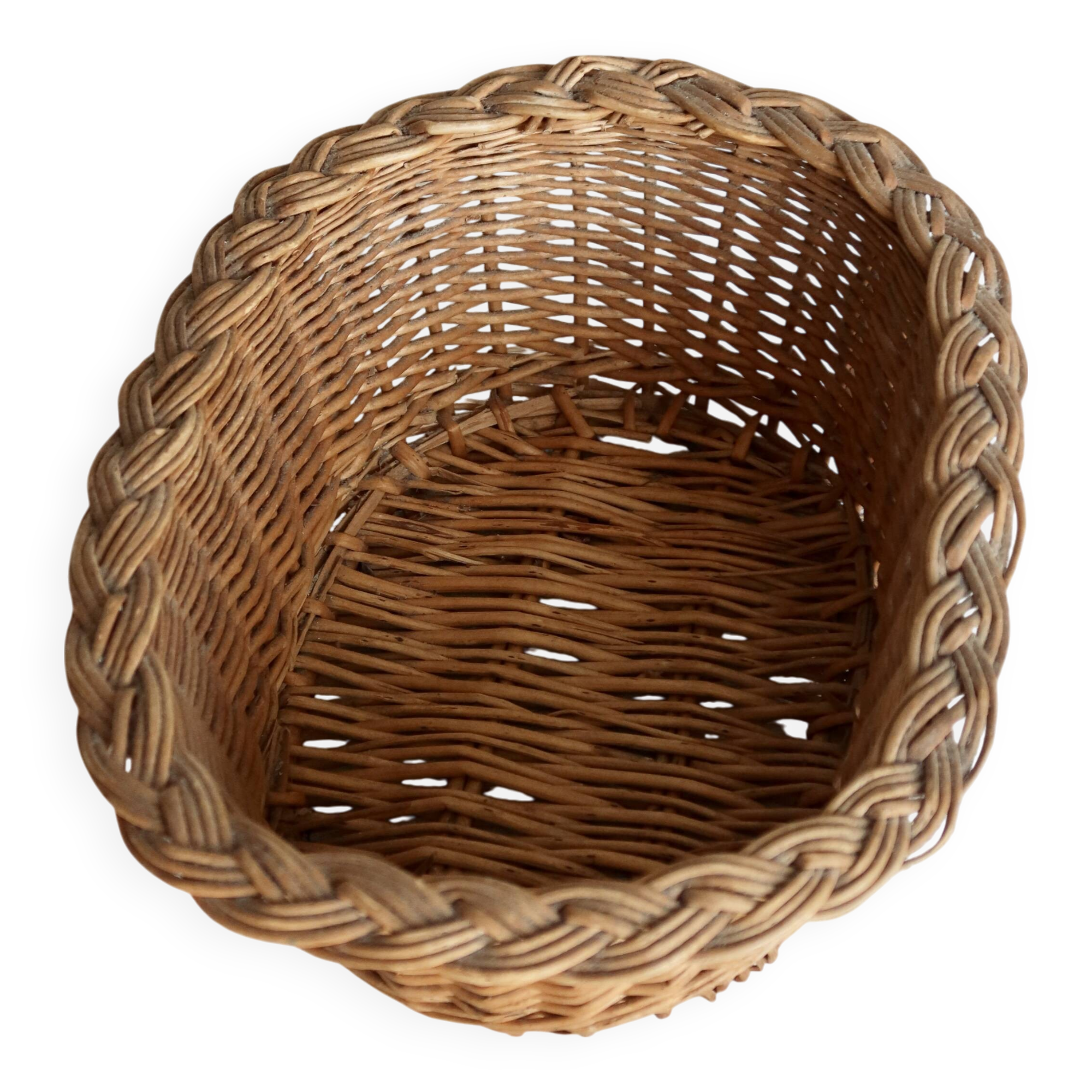 Vintage oval woven wicker basket with thick braided edge