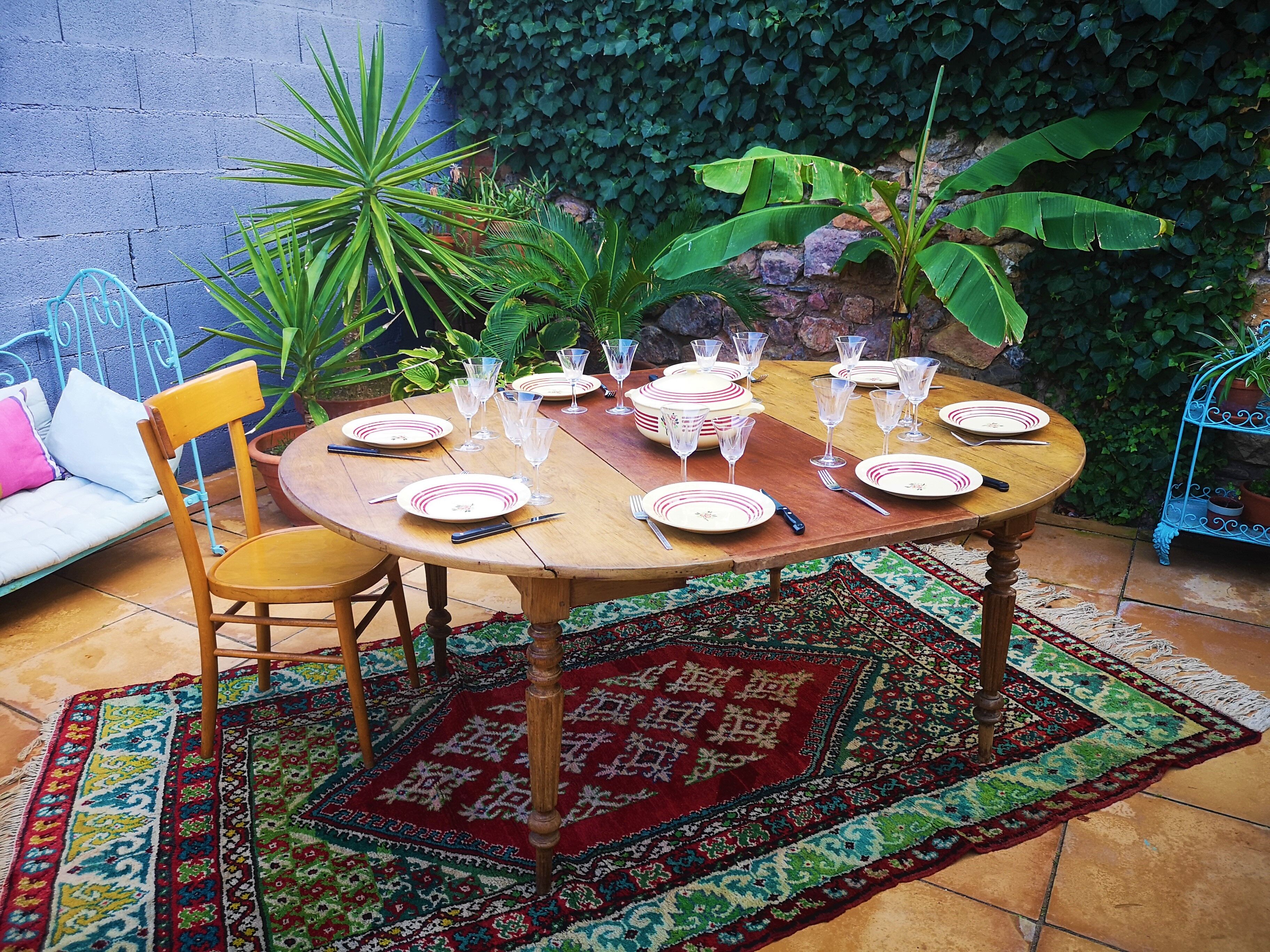Round table in oak tapered feet with extension cords