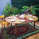 Round table in oak tapered feet with extension cords