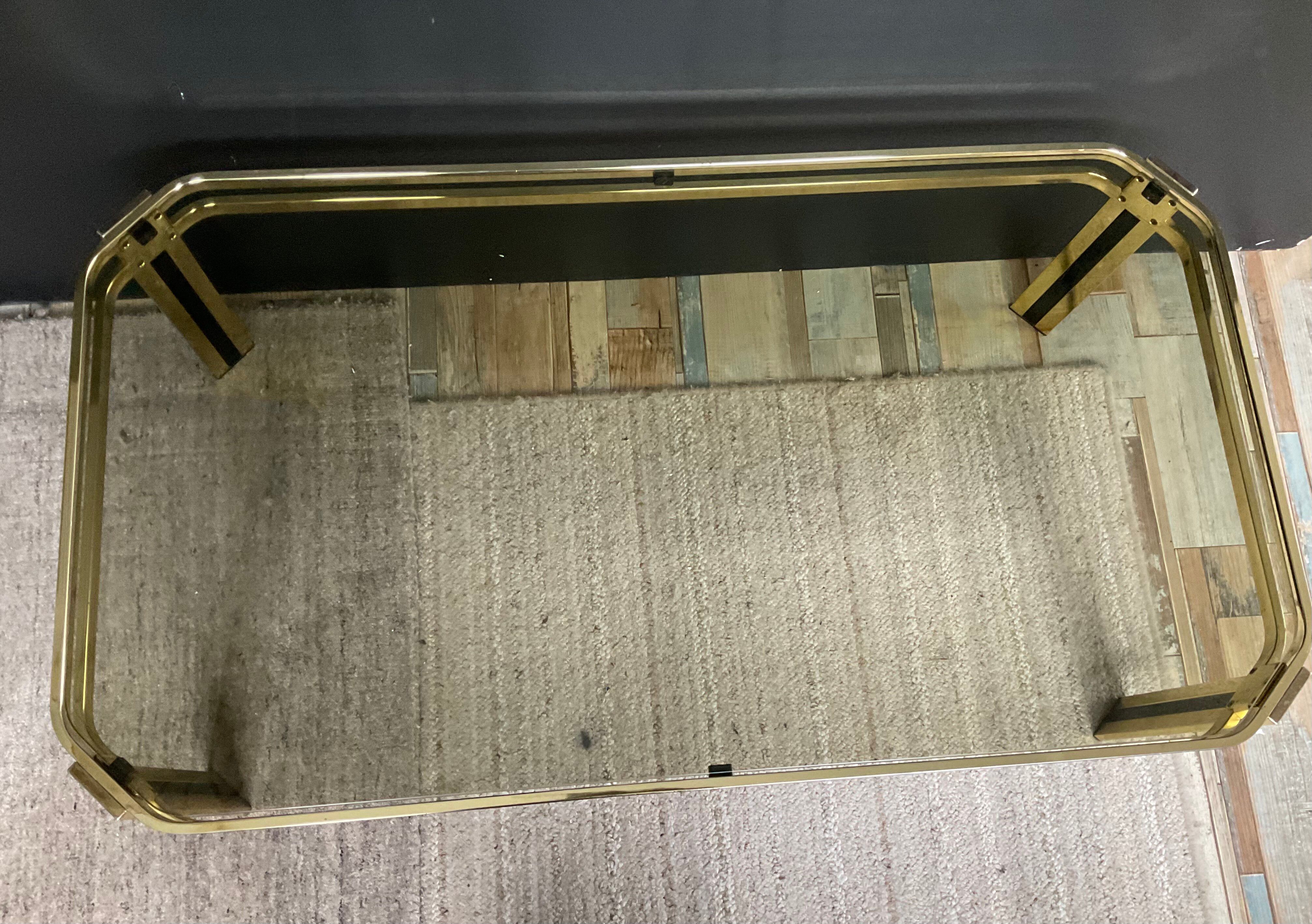 Table basse vintage années 70 en métal doré et verre fumé