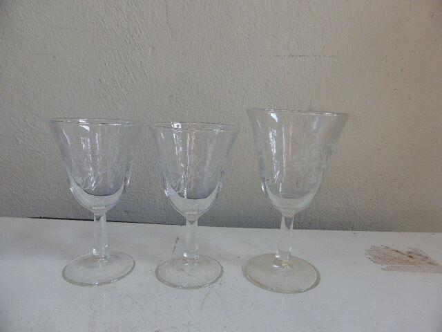 16 drinks wine, Tulip, glass shape transparent reasons silkscreens blueberries vintage 1950