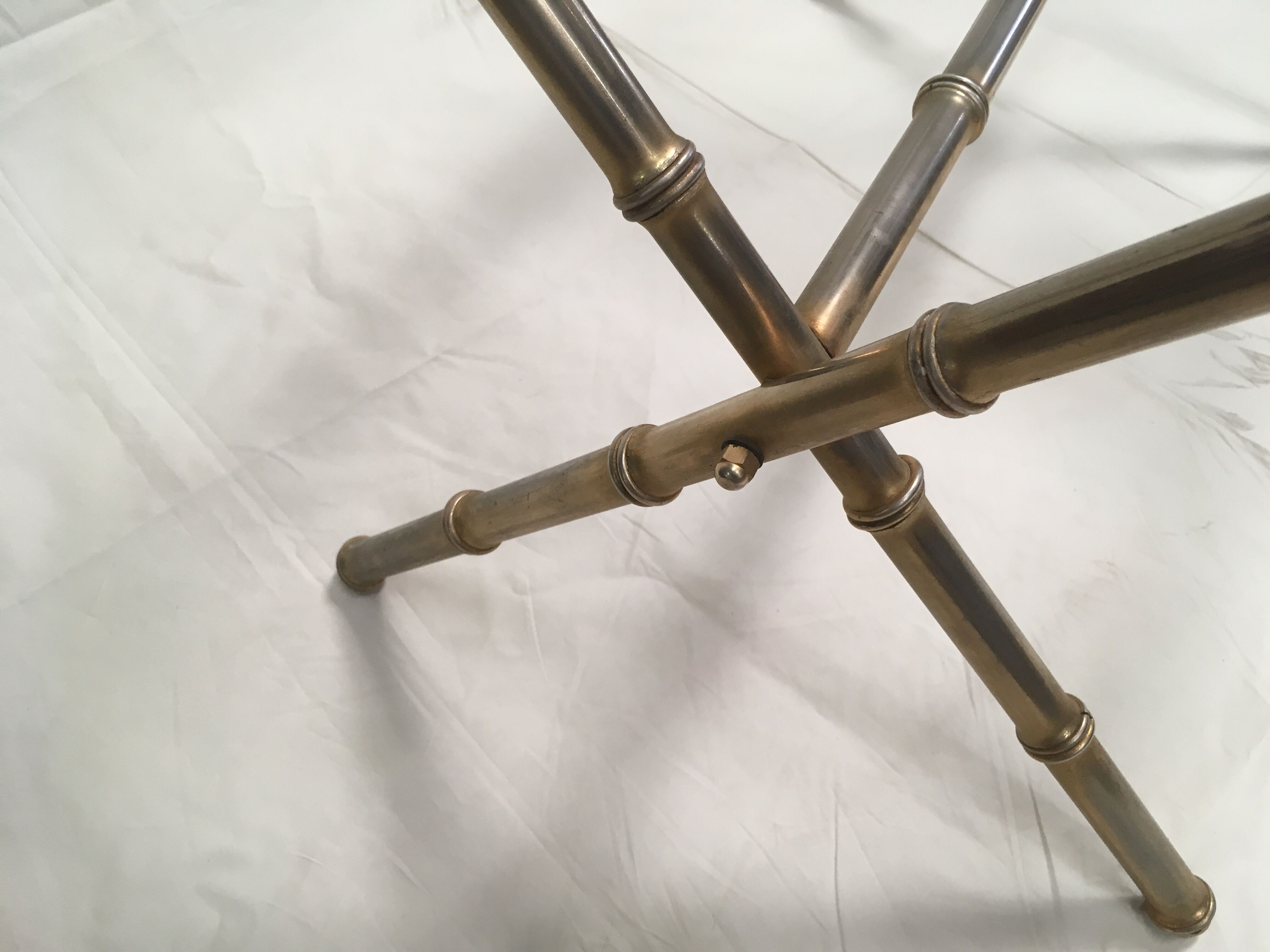 Table d'appoint vintage en laiton et cuir par Jacques Adnet 1950