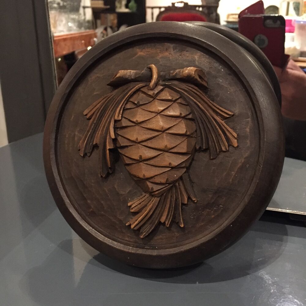 Boîte décorative en bois pomme de pin signée C Hauler