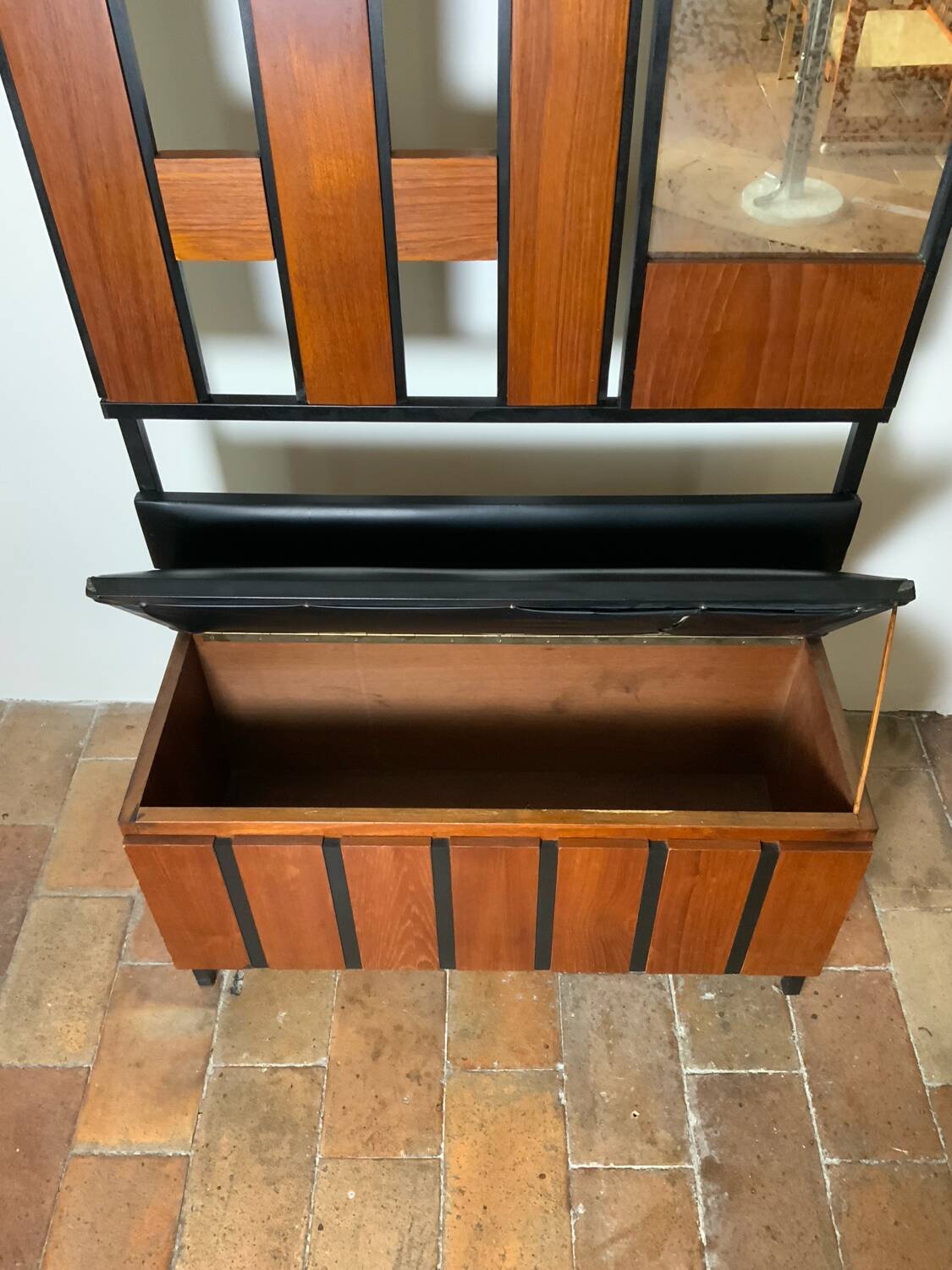 Wall-mounted coat rack