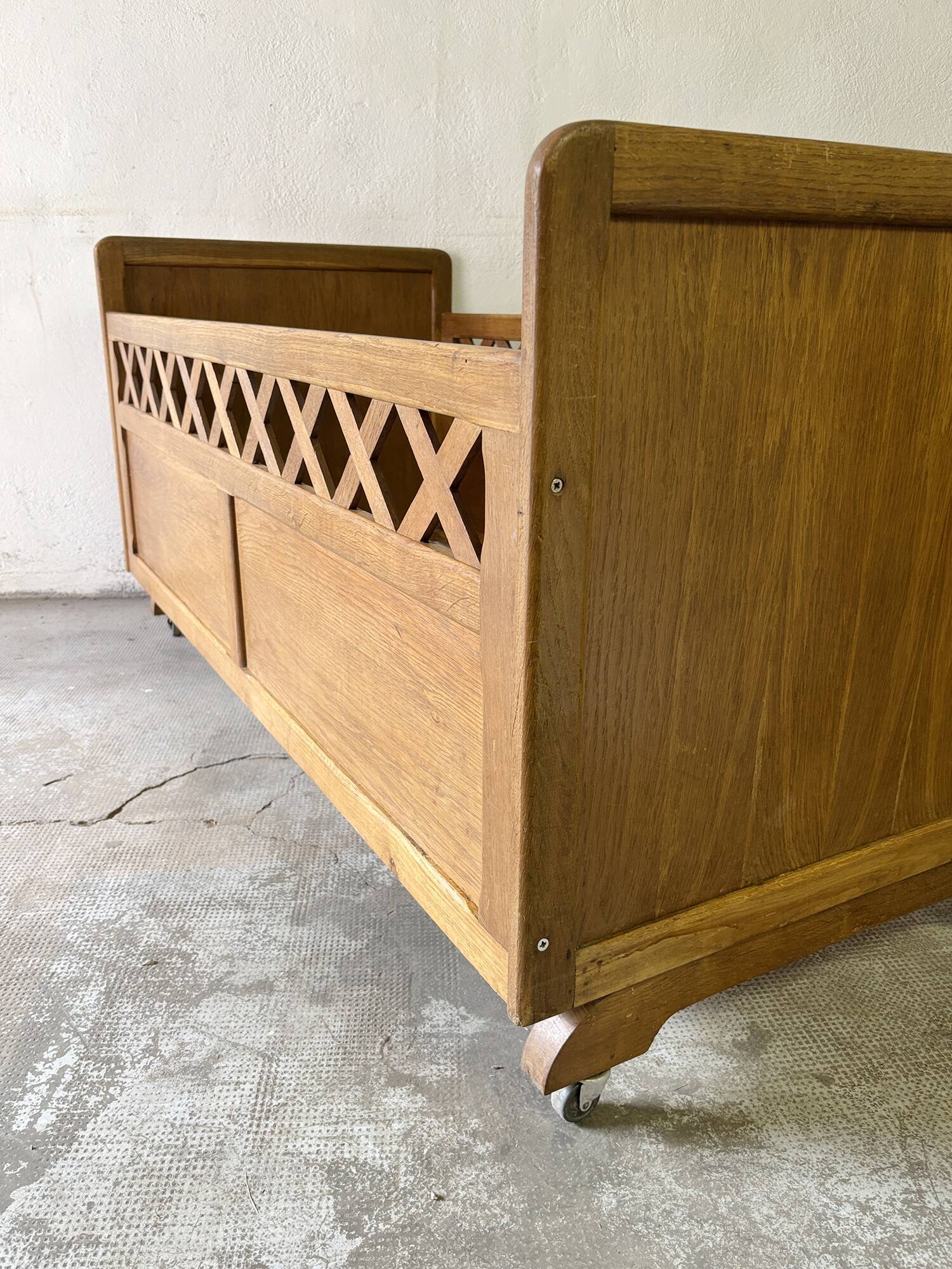 Vintage children's bed from the 50s/60s.