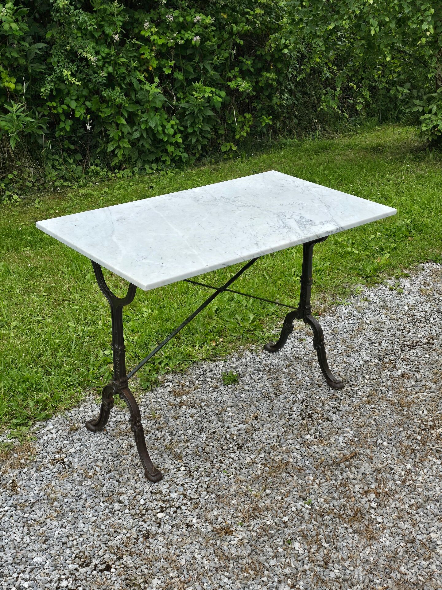 Godin bistro table in cast iron and white marble