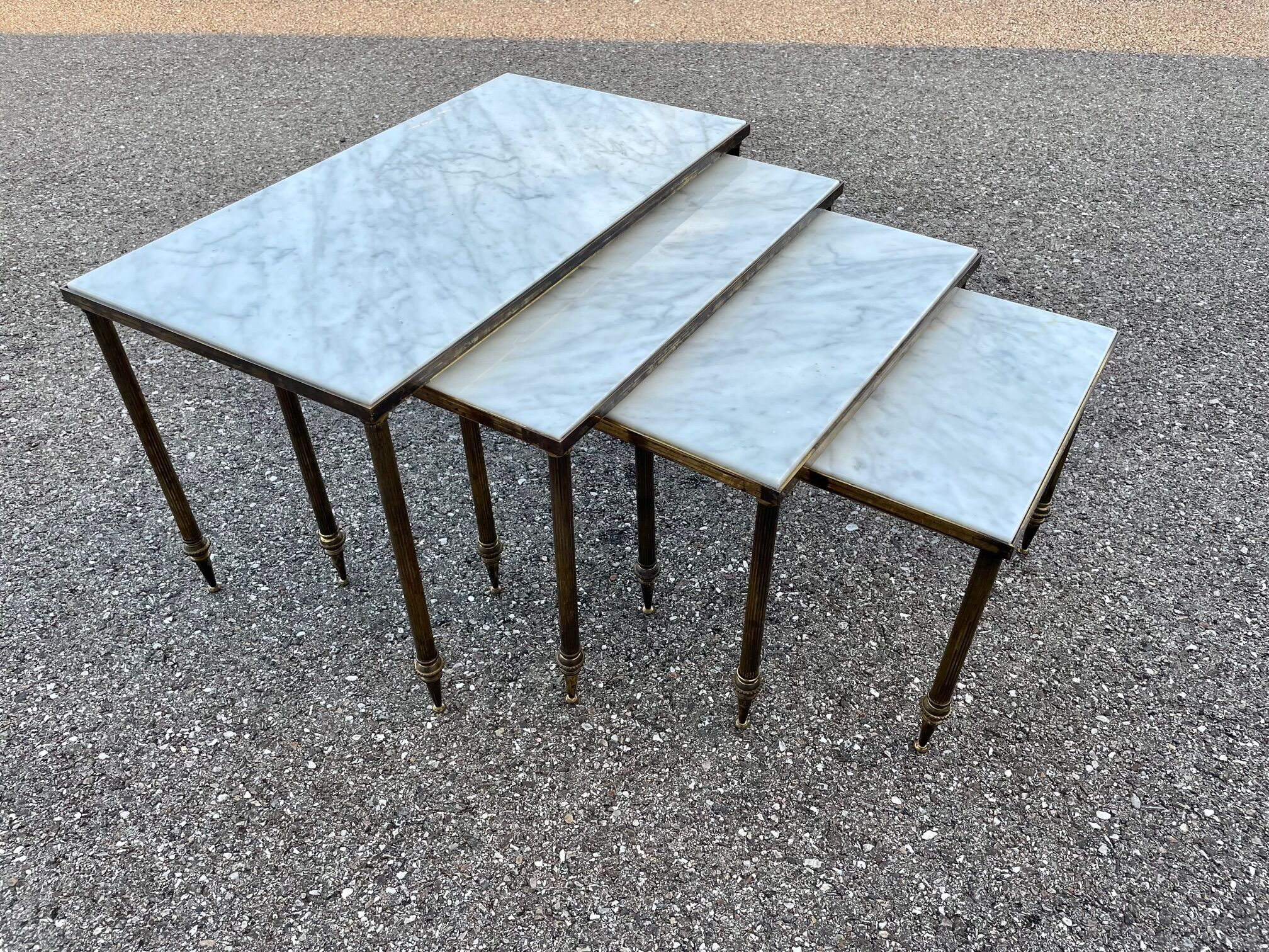 Table gigognes en marbre et laiton