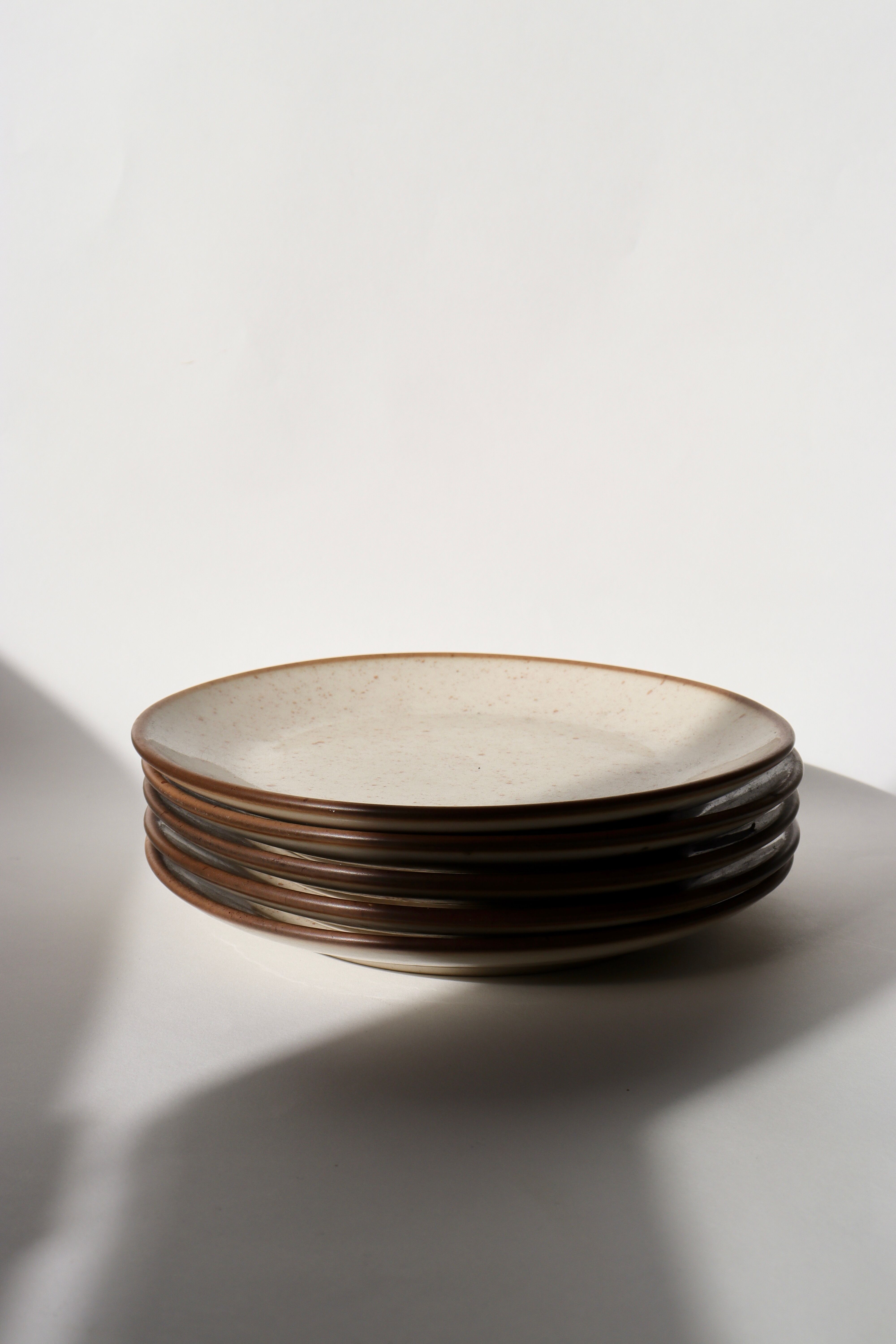 Lot d’assiettes en grès moucheté