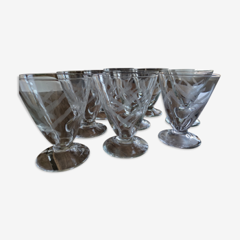 Lot de 9 verres coniques sur piédouche en verre ancien ciselé croisillons