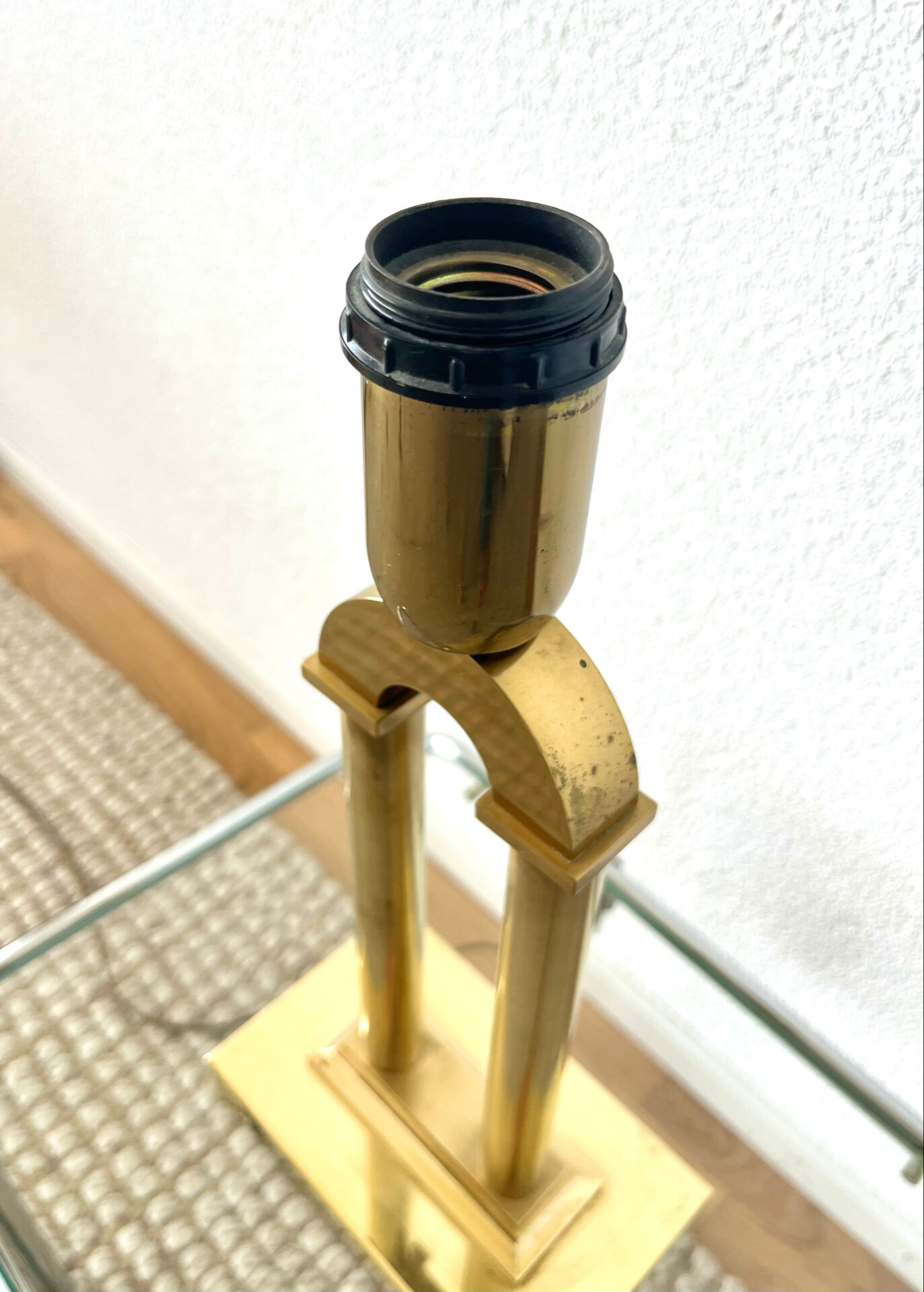 Vintage table lamp in gilded brass Hollywood Regency style.
