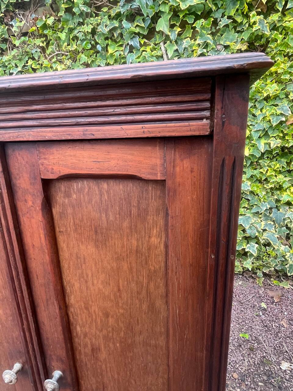 Small cabinet with 2 doors