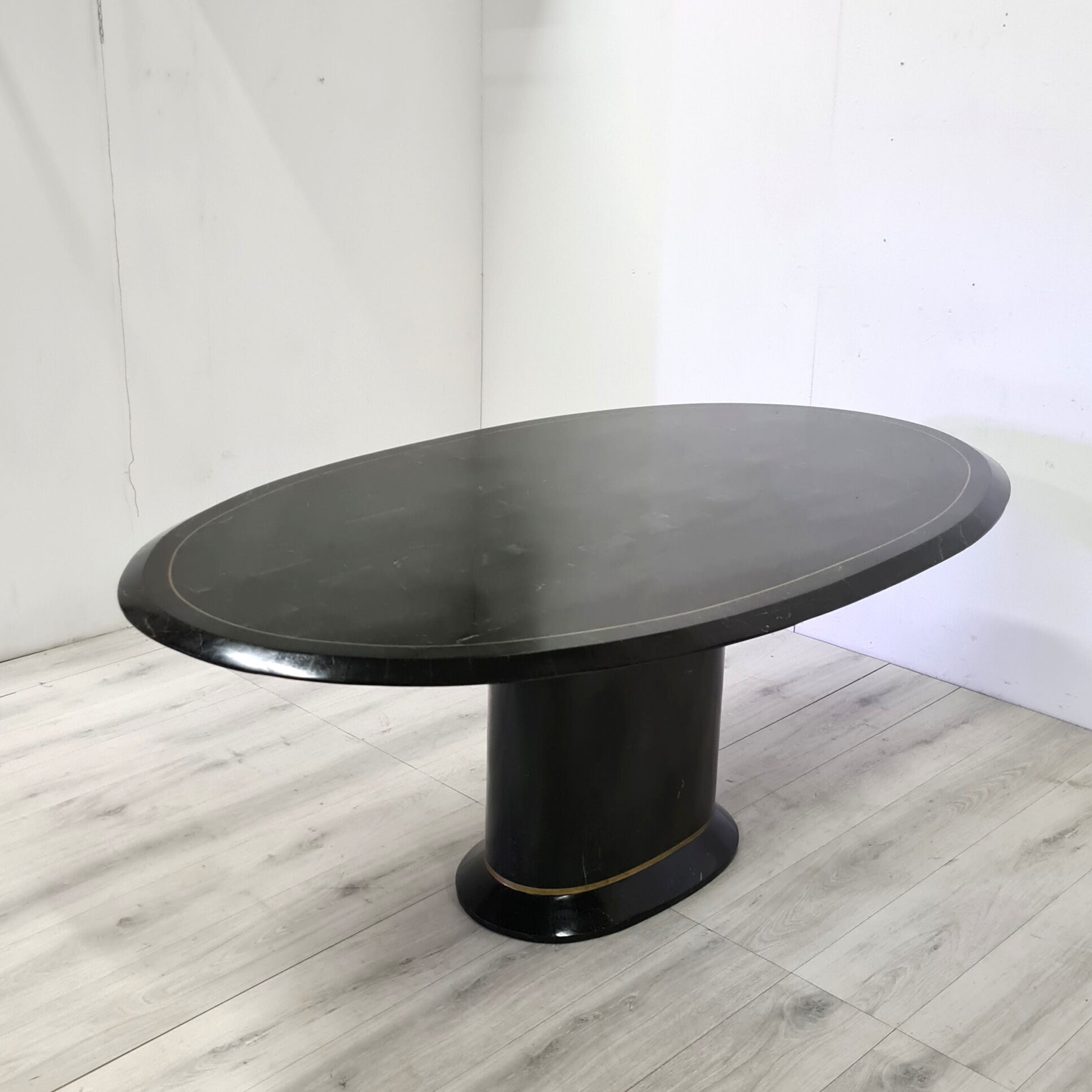 Table ovale en marble, années 1980