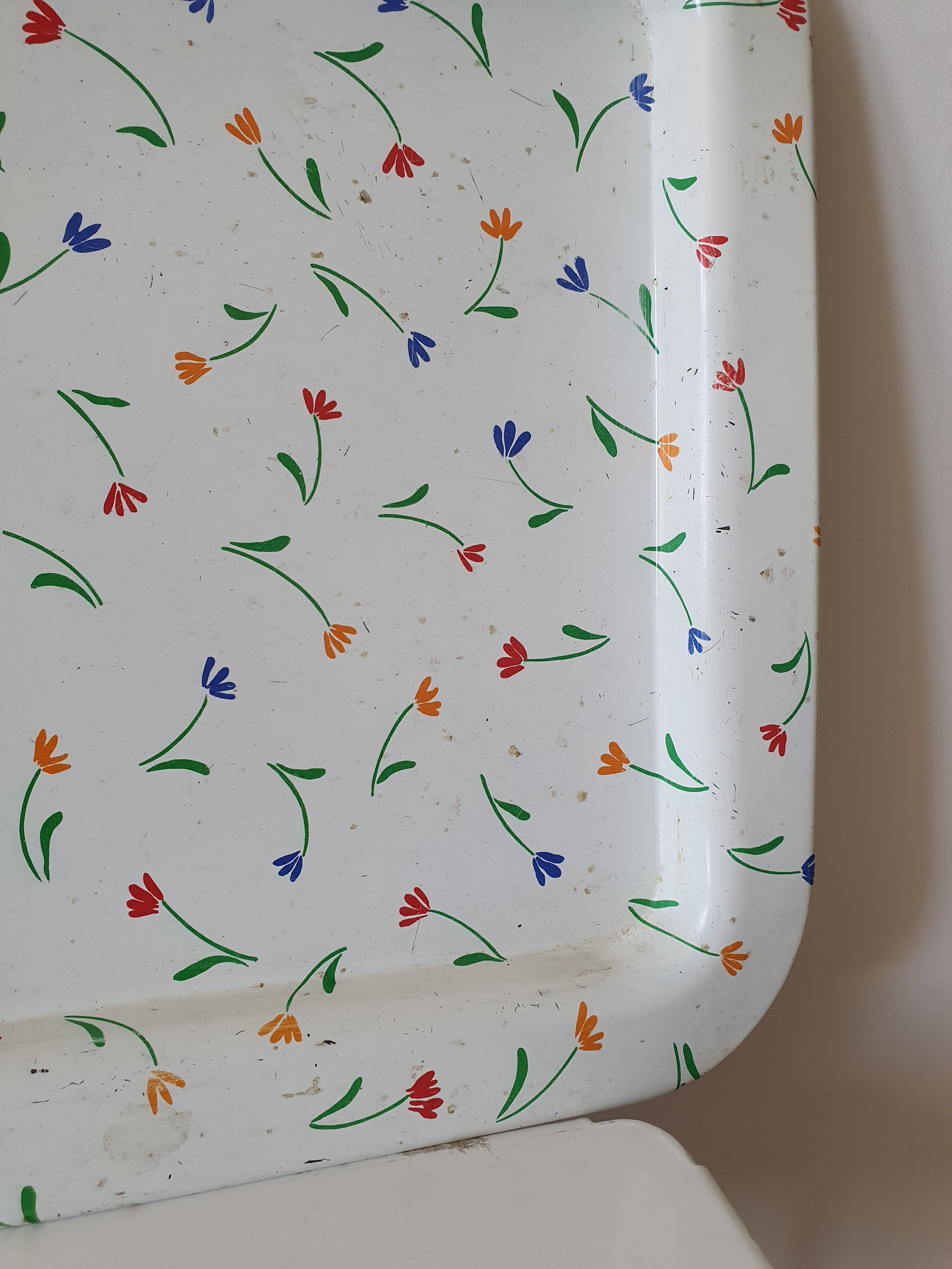 Metal flower-patterned tray