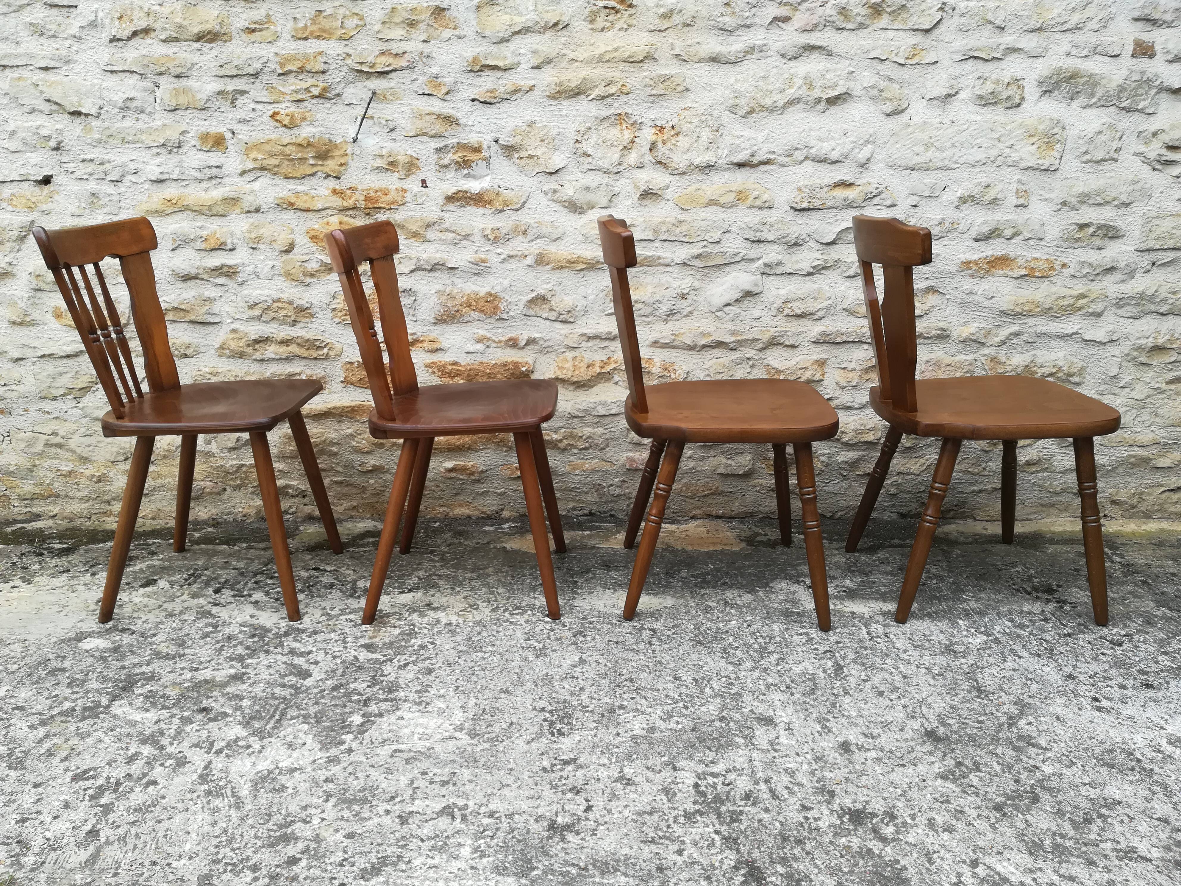 Chaises de bistrot dépareillées