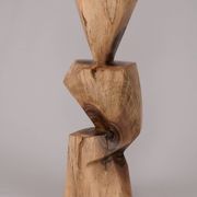 Table d’appoint sculpturale en bois massif, design contemporain original, logniture